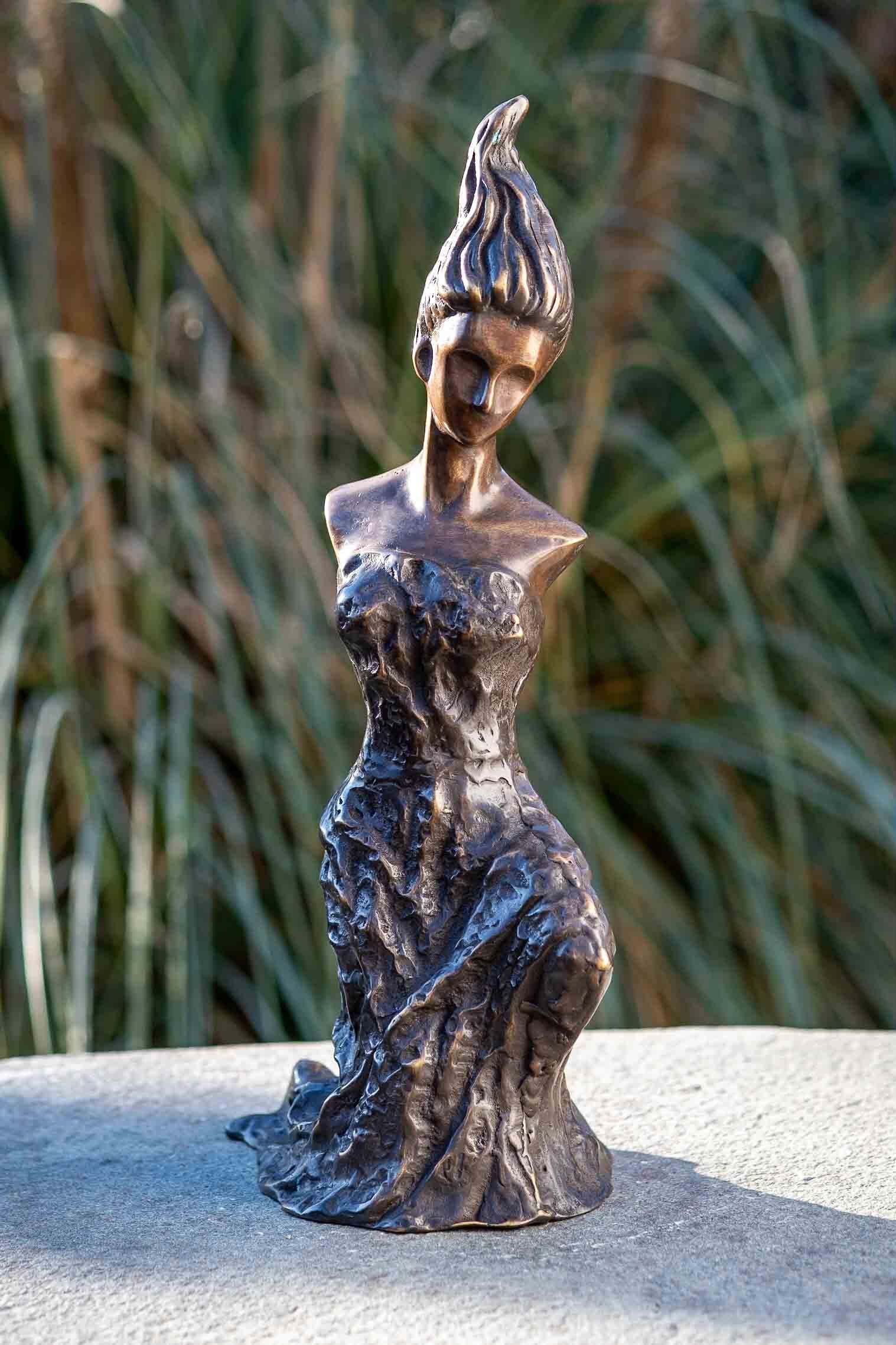 IDYL gegossen Wachsausschmelzverfahren Langlebig IDYL sehr Bronze robust – von Moderne in Hand Bronze-Skulptur und – Frost, und Die Frau, werden Bronze witterungsbeständig Gartenfigur gegen – in Modelle Regen patiniert. UV-Strahlung.