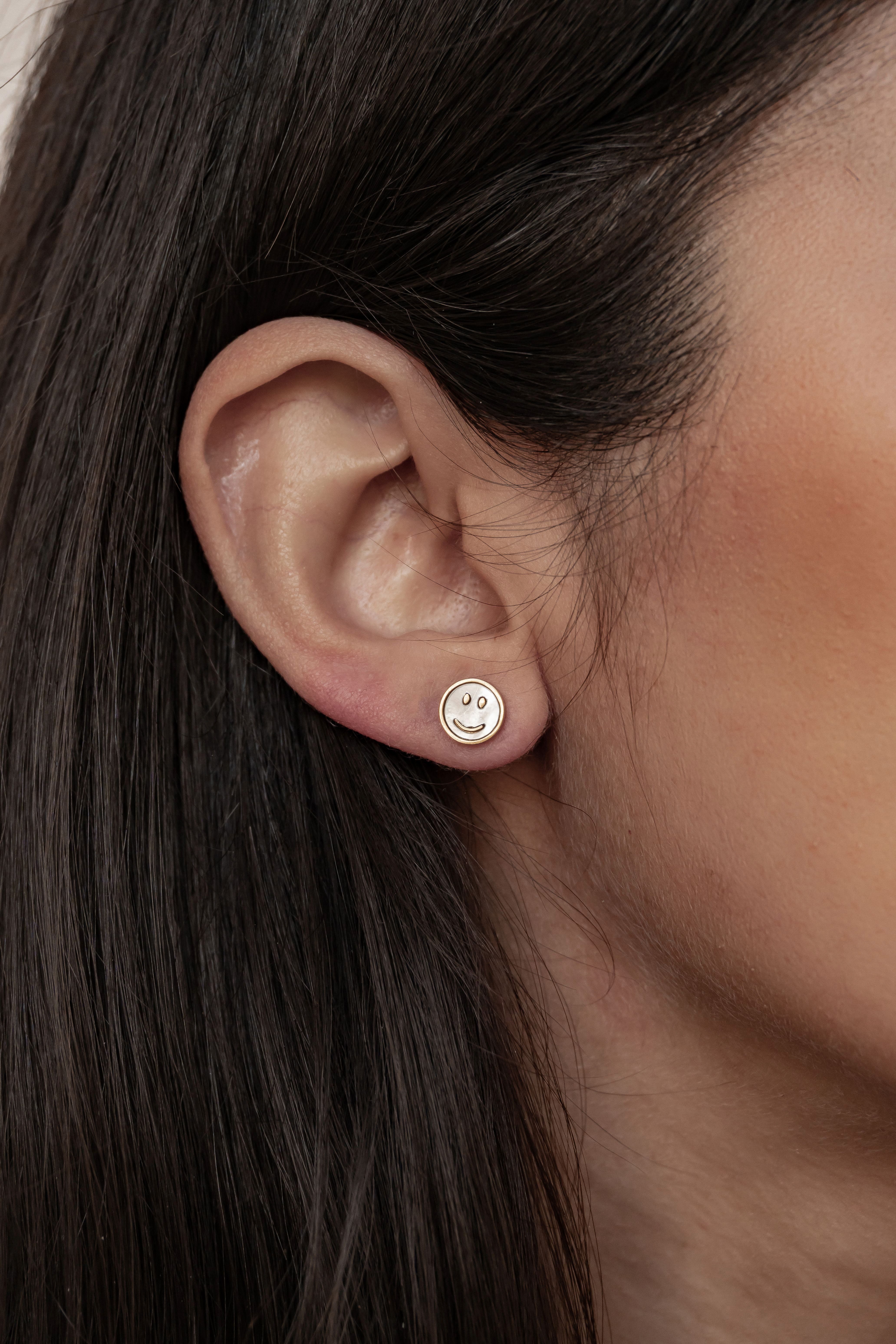 Hey Happiness Paar Ohrstecker Smiley Gesicht, mit Muschel, Kleine Ohrringe Damen Edelstahl in Gold & Roségold, sommerlich – Bild 3 von 5