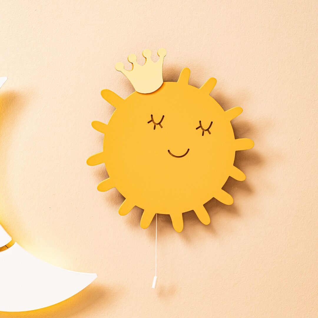 COZYCOLLECTIONS LED Wandleuchte Handbemaltes LED-Wandnachtlicht Gekröntes Sonnen in Holzoptik, LED, Warmweiß, Montessori: warmes Licht & Ziehschalter für Selbstständigkeit