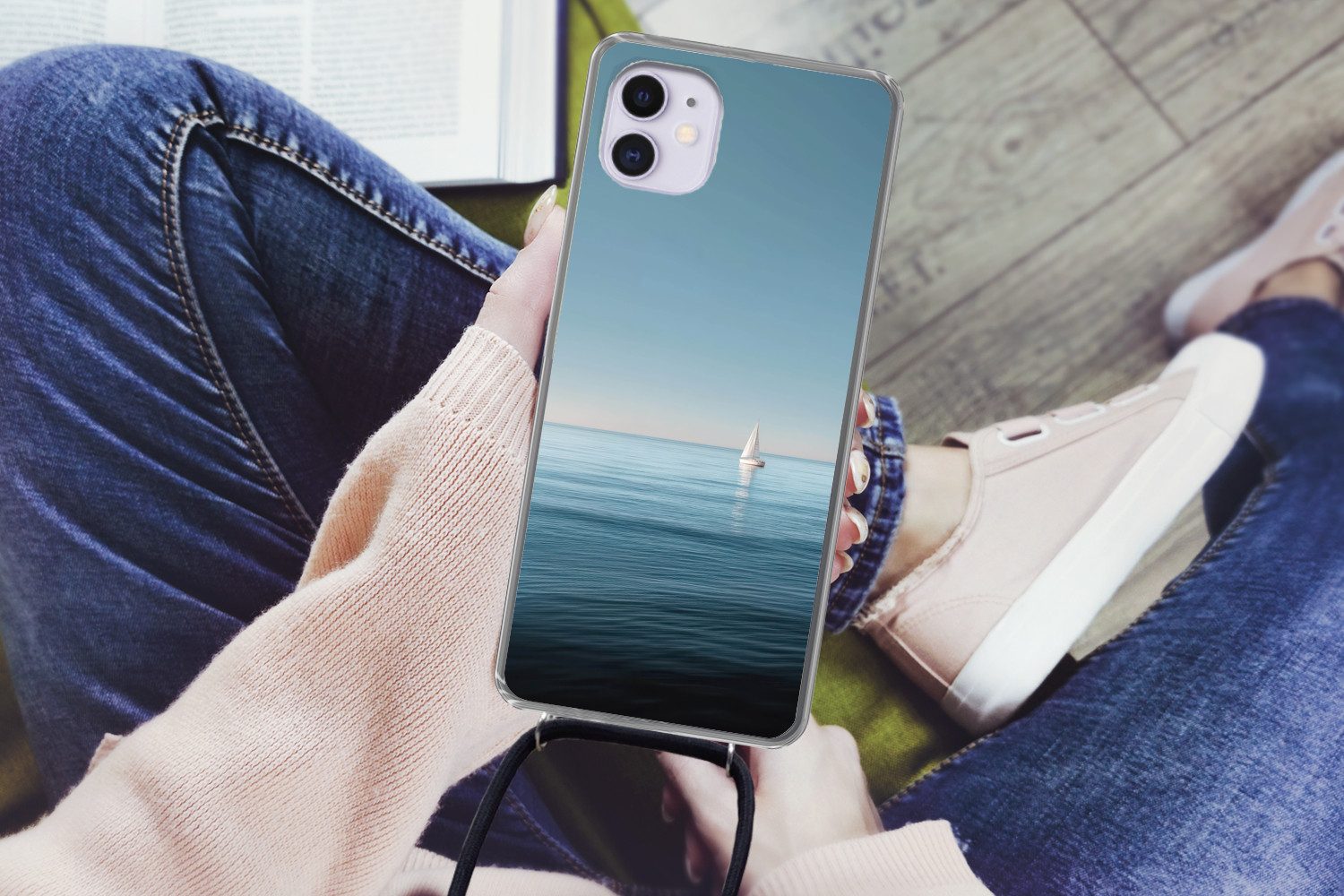 MuchoWow Handyhülle für Apple iPhone 12 Segelboot - Ruhige See - Strahlend blauer Himmel, Tragbare Handyhüllen mit Kette zum umhängen, Handykette Handyband