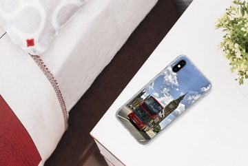 MuchoWow Handyhülle Ein roter Bus mitten in London, Handyhülle Apple iPhone Xs, Smartphone-Bumper, Print, Handy