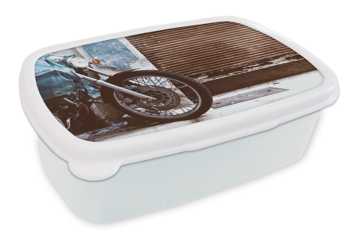 MuchoWow Lunchbox Ein geparktes Motorrad mit einem rostigen Garagentor, Kunststoff, (2-tlg), Brotbox für Kinder und Erwachsene, Brotdose, für Jungs und Mädchen weiß