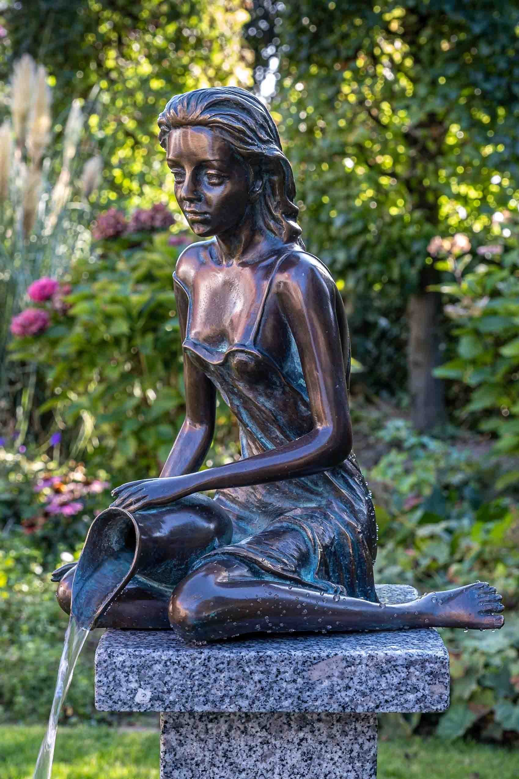 IDYL Gartenfigur IDYL Rottenecker Bronze-Skulptur Elonie wasserspeiend, Bronze – sehr robust – Langlebig – witterungsbeständig gegen Frost, Regen und UV-Strahlung. Die Modelle werden in Wachsausschmelzverfahren in Bronze gegossen und von Hand patiniert.