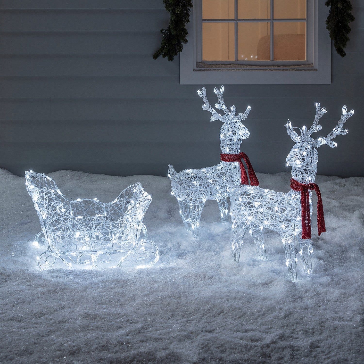 Lights4fun LED Dekofigur Batteriebetriebene LED-Rentiere mit Schlitten Swinsty, LED fest integriert