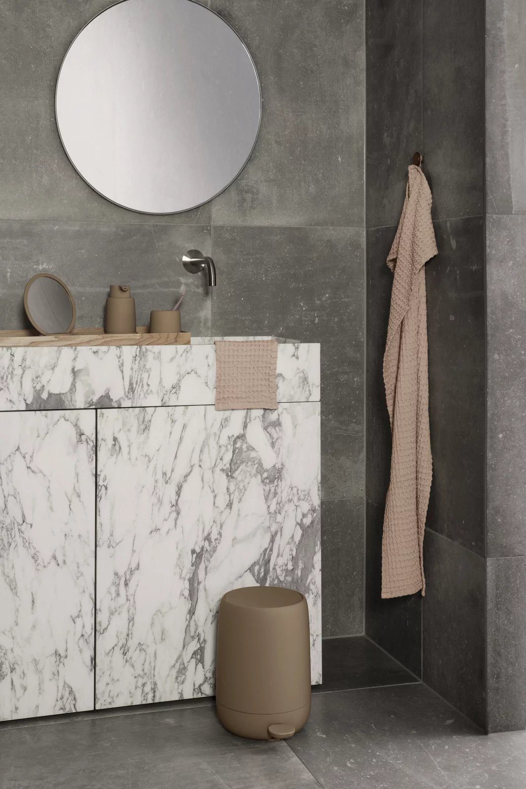 blomus Seifenspender -SONO- Eleganter Dosierspender: Minimalistisches Design, Soft-Touch, 250ml Fassungsvermögen, Langlebig, Pflegeleicht, Modern, Kompakt