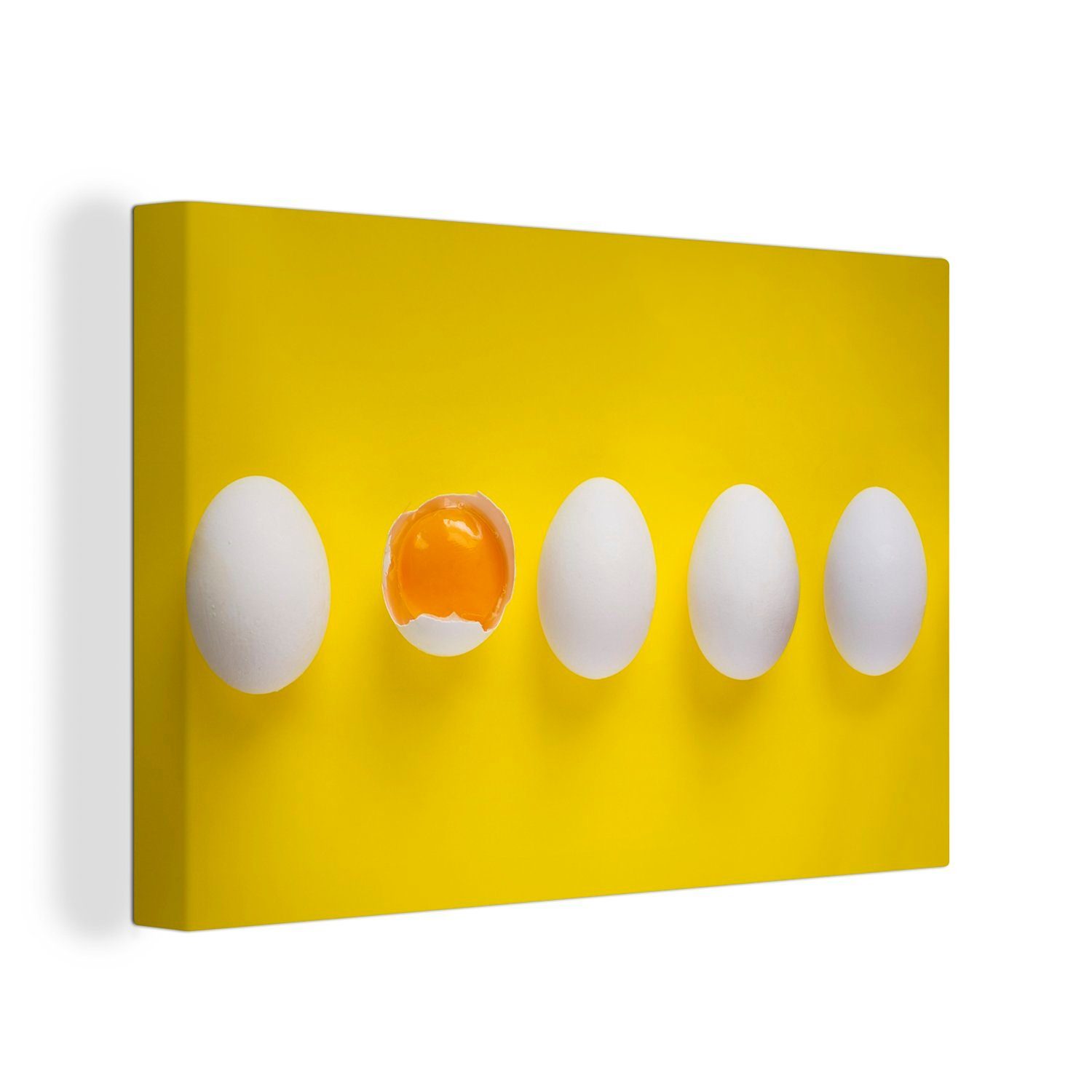 OneMillionCanvasses® Leinwandbild Vier ganze Eier und ein zerbrochenes Ei auf gelbem Hintergrund, (1 St), Wandbild Leinwandbilder, Aufhängefertig, Wanddeko, 30x20 cm