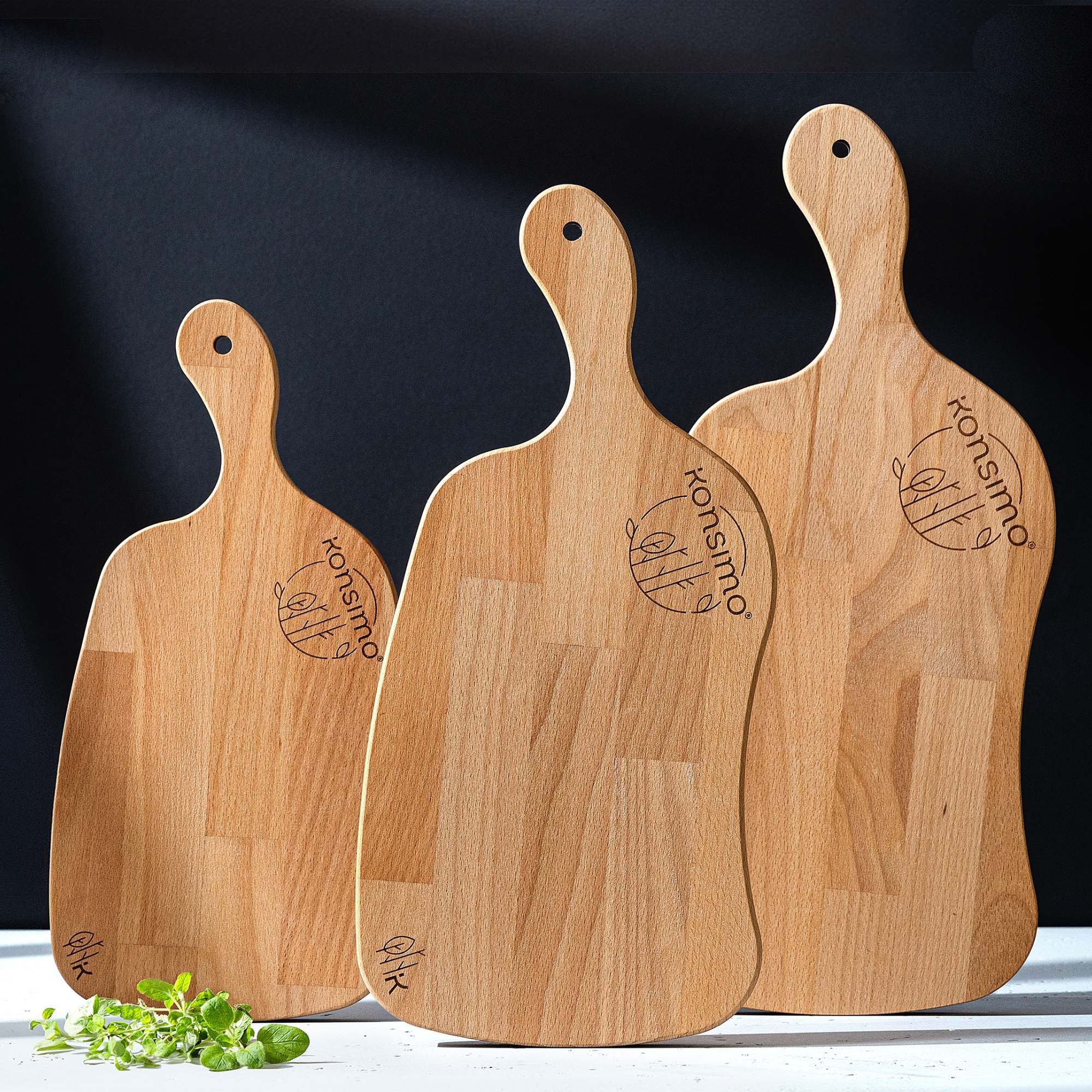 KONSIMO® Schneidebrett Premium LIVO Designschneiderbrett-Set, Massivholz, Servierbrett, Buchenholz, (Maße: von 33 cm bis 43,5 cm, 3-St), hergestellt in der EU, 3-er Set, mit Griff, praktisch