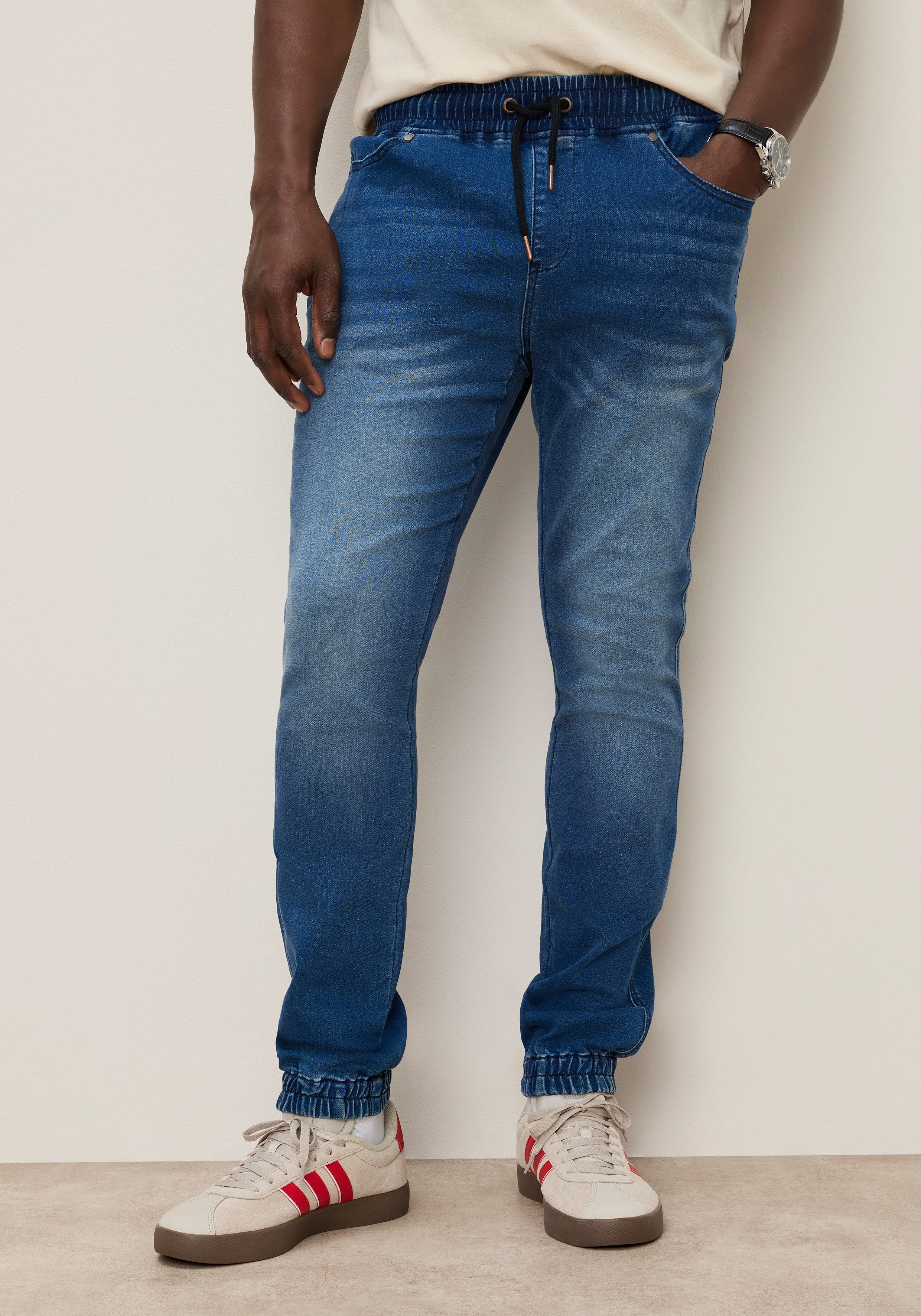 DELMAO Jogg Pants mit Eingrifftaschen und Gesäßtaschen, Comfort Fit, gerader Beinverlauf