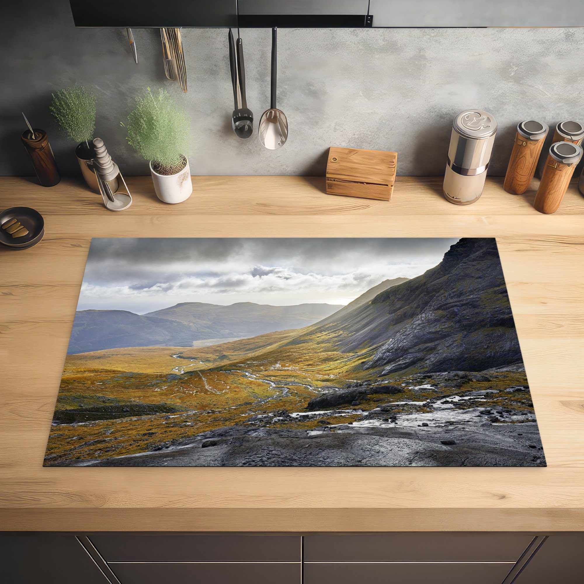 MuchoWow Herdblende-/Abdeckplatte Berge in die tlg), küche, einer Vinyl, schottischen für Schutz Ceranfeldabdeckung (1 81x52 Induktionskochfeld Landschaft, cm