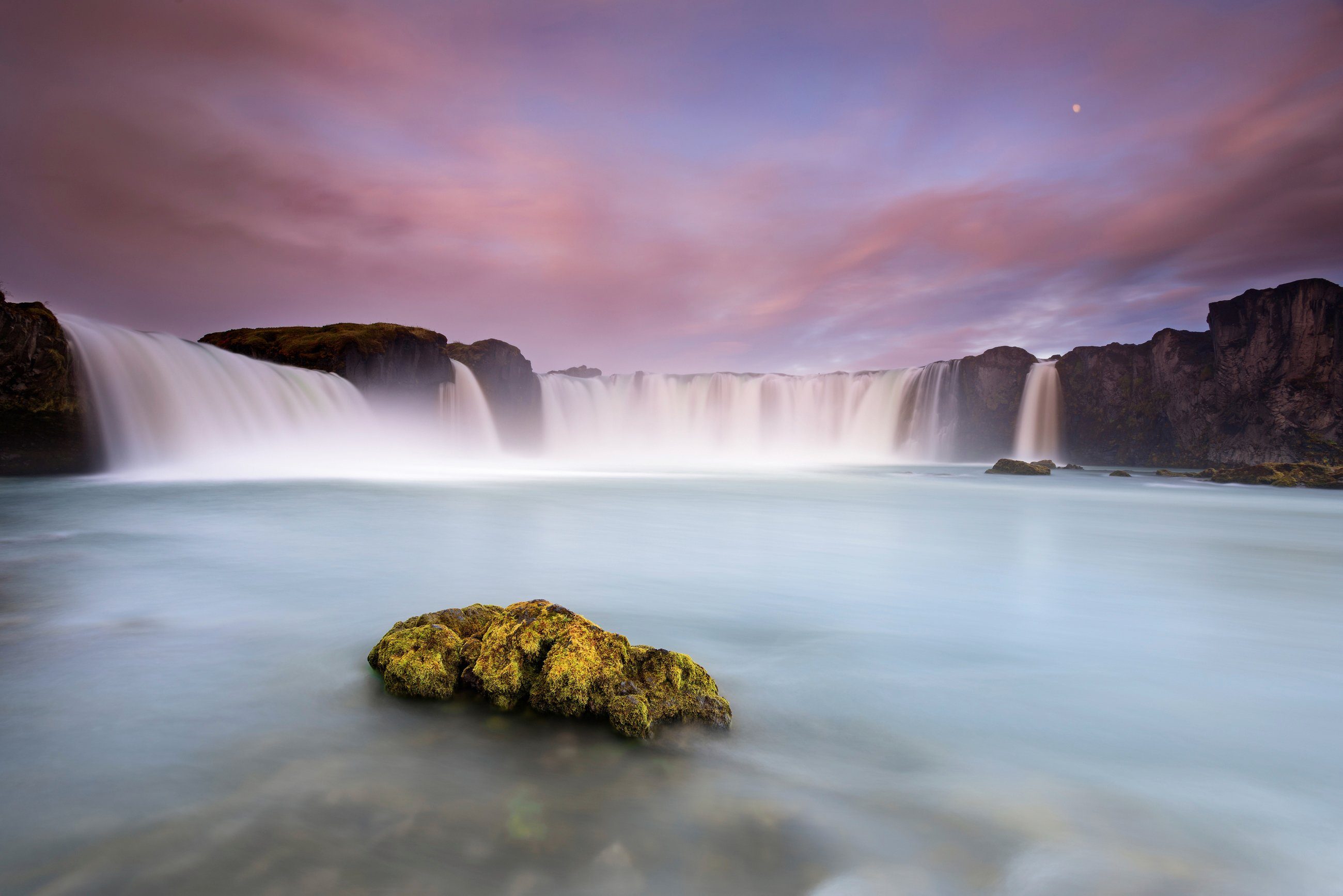 Papermoon Fototapete Photo-Art LUIGI RUOPPOLO, GODAFOSS UND DER MOND