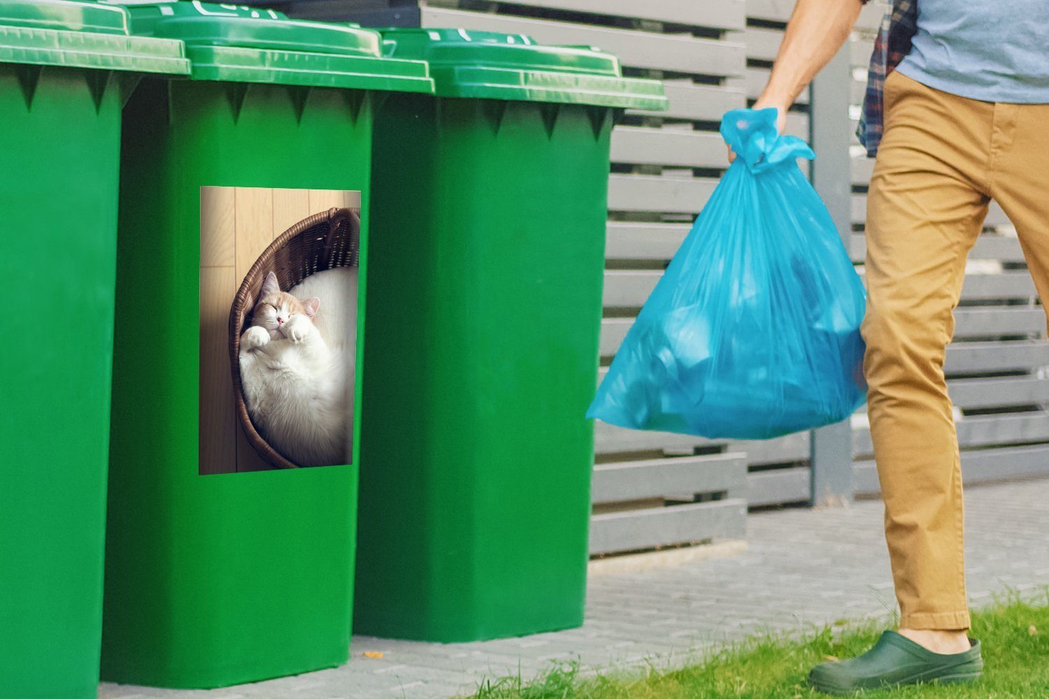 schläft Container, Mülltonne, Wandsticker Weiße St), Katze in MuchoWow Mülleimer-aufkleber, (1 einem Weidenkorb Abfalbehälter Sticker,