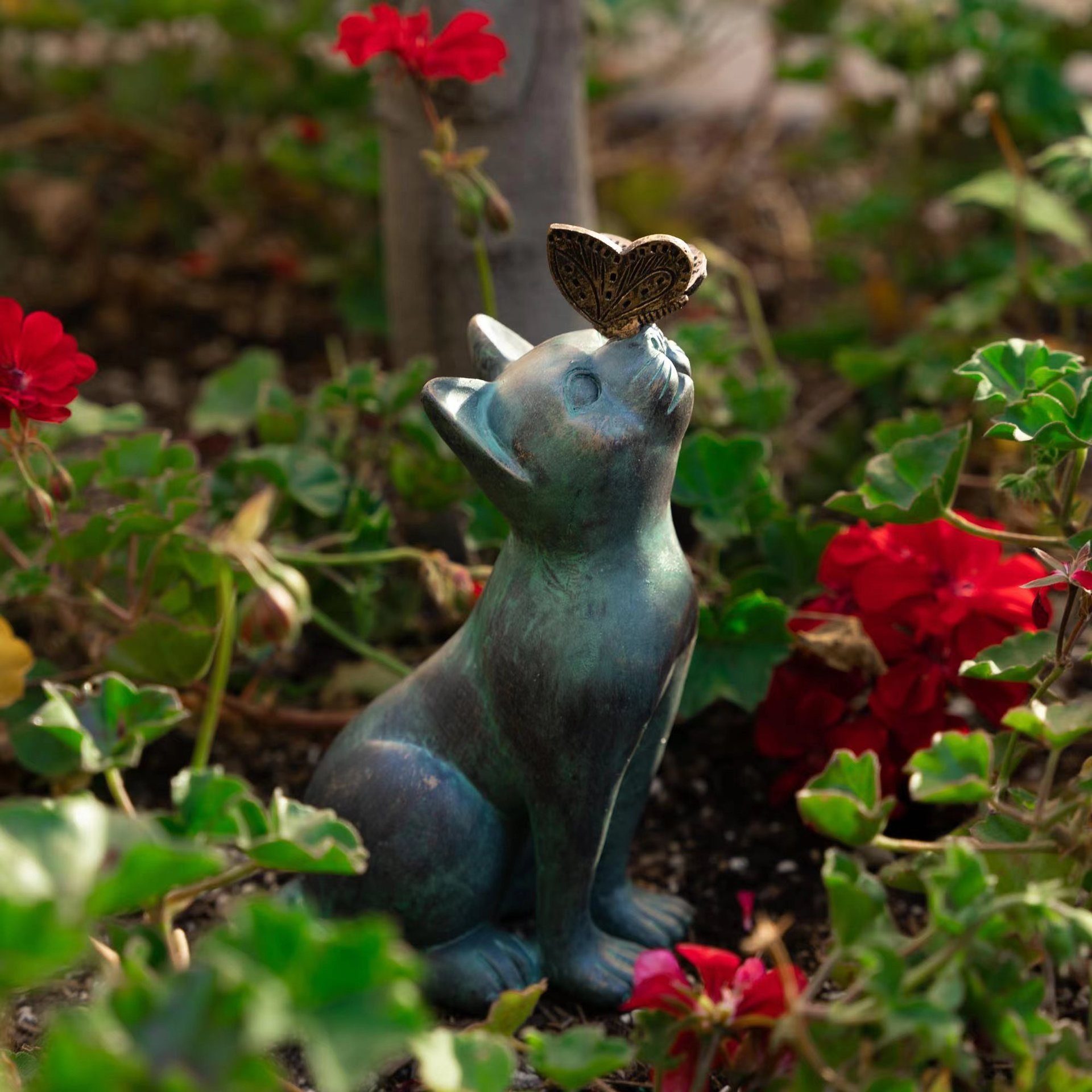 und St), Neugierige Vintage Ornament Katze mit draußen. drinnen (1 Schmetterling Katzenfiguren für aus SOTOR Harz Skulptur