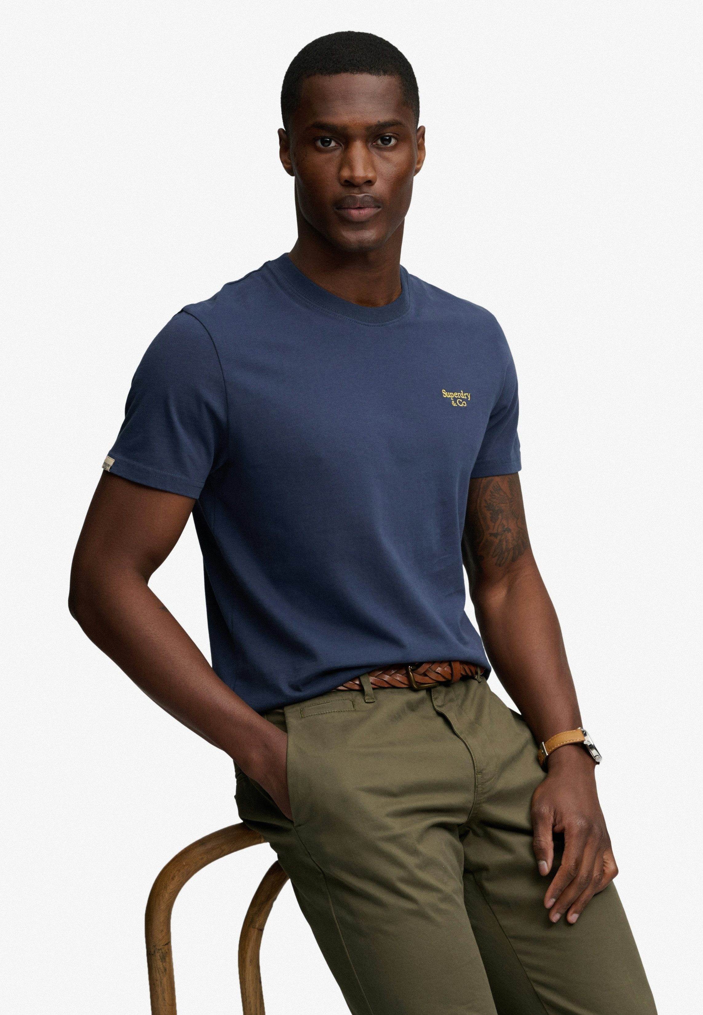 Superdry Rundhalsshirt ESSENTIAL SERIF LOGO EMB TEE Baumwolle, regular fit