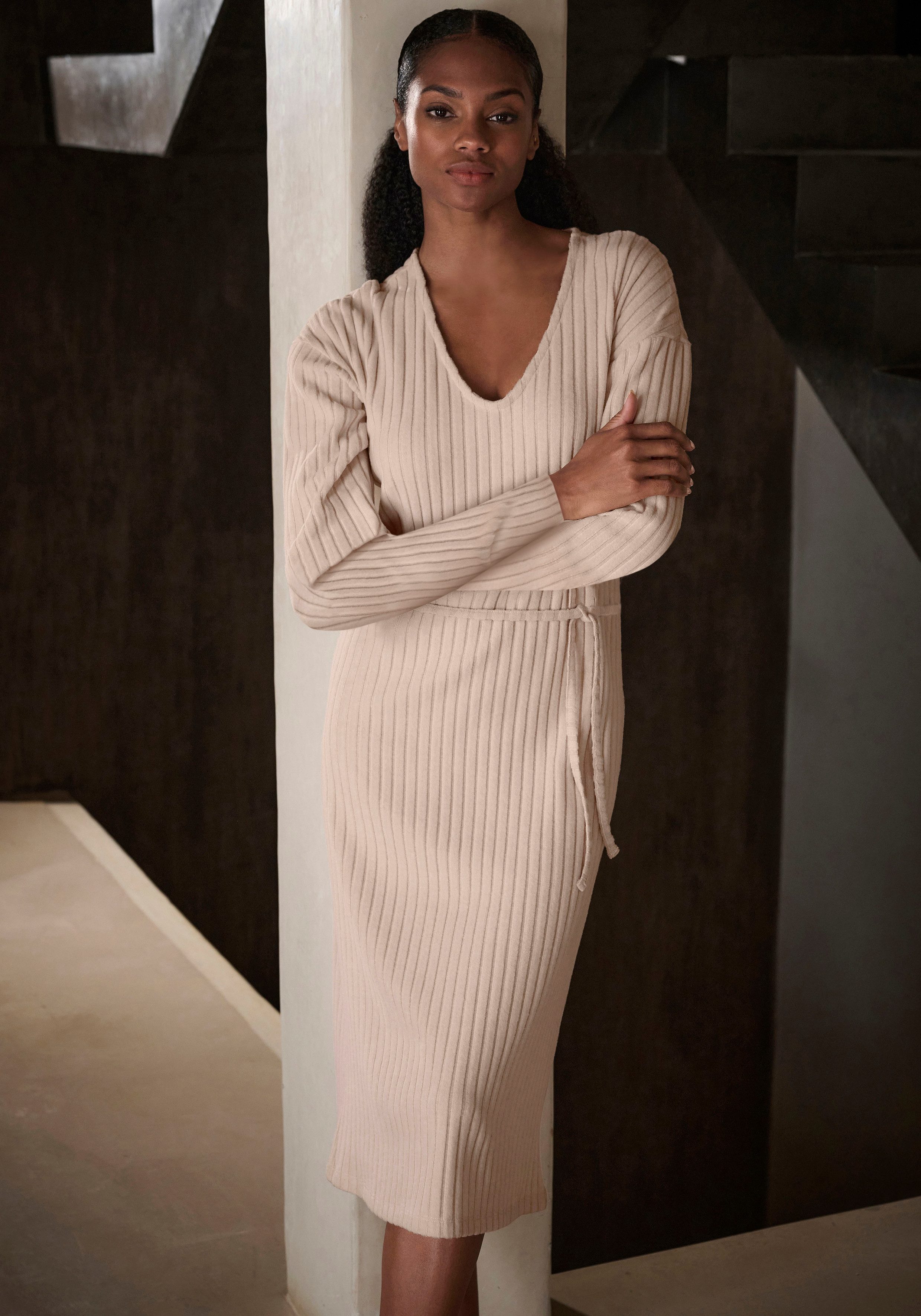 LASCANA Strickkleid Lounge-/ Rippkleid mit weiten Ärmeln und Taillenband, Loungewear – Bild 3 von 5