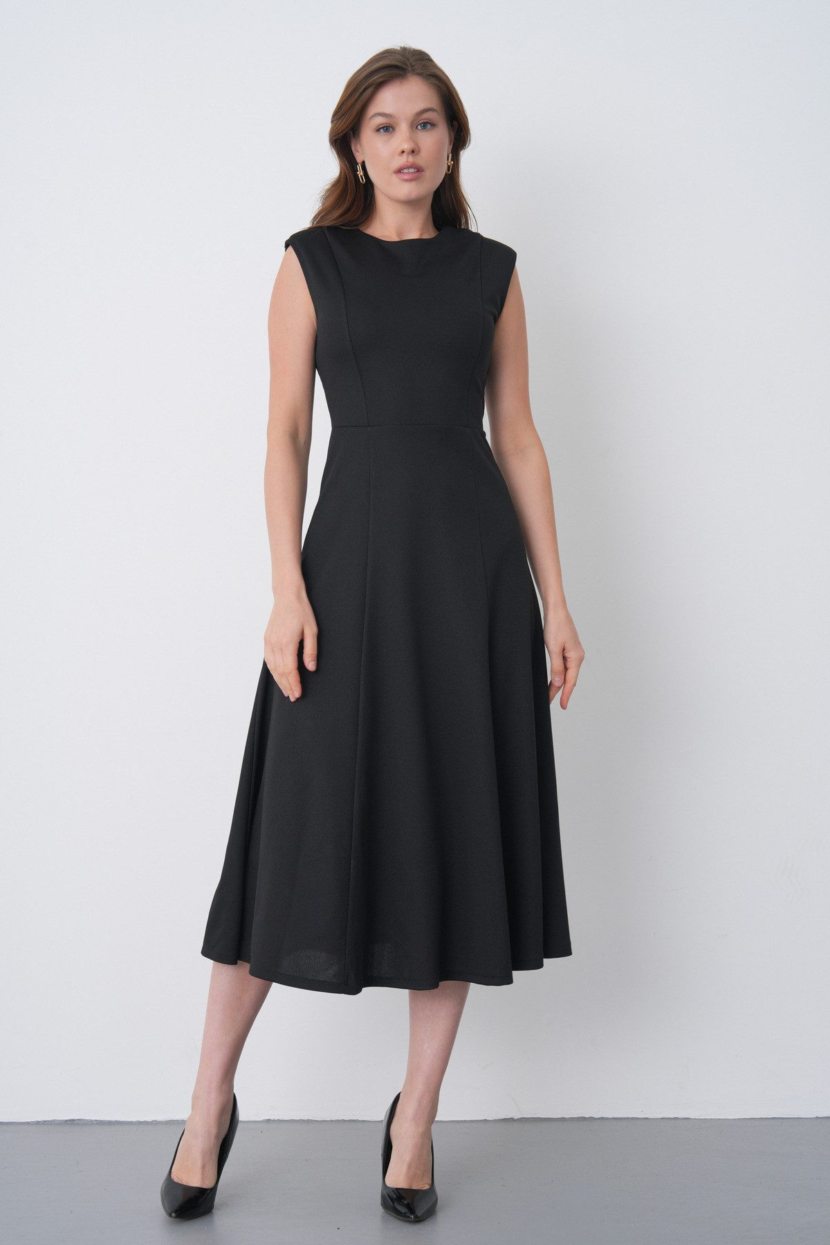 Midikleid Schwarzes, ärmelloses Damenkleid in Midi-Länge mit A-Linien-Schnitt –