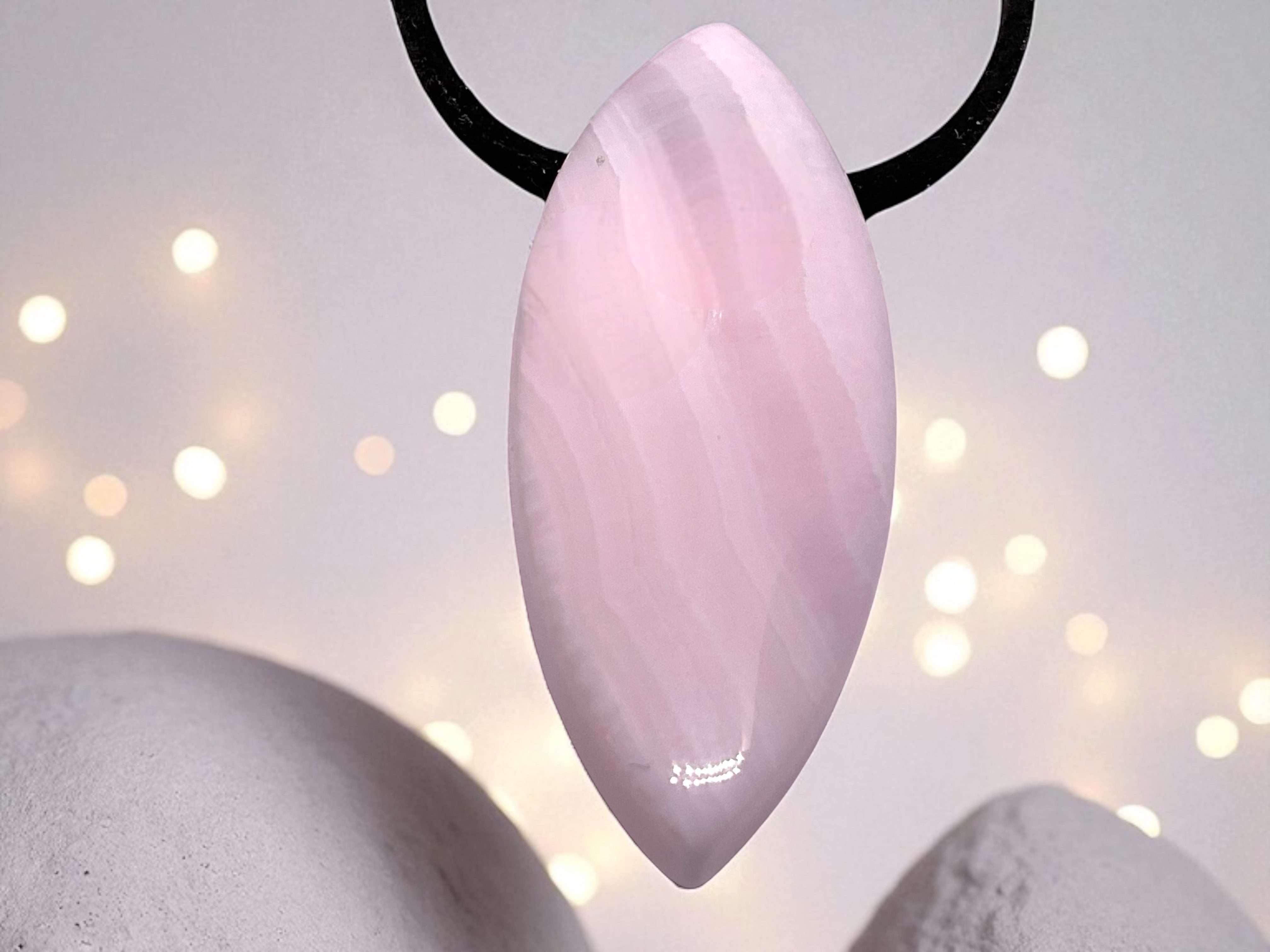 Steinfixx® Amulett Set Edelstein Anhänger aus echtem Manganocalcit, Tropfenanhänger (Blickfang, 1-tlg., Handarbeit, Brasilien), incl. 80 cm Wildlederband, Geschenkverpackung