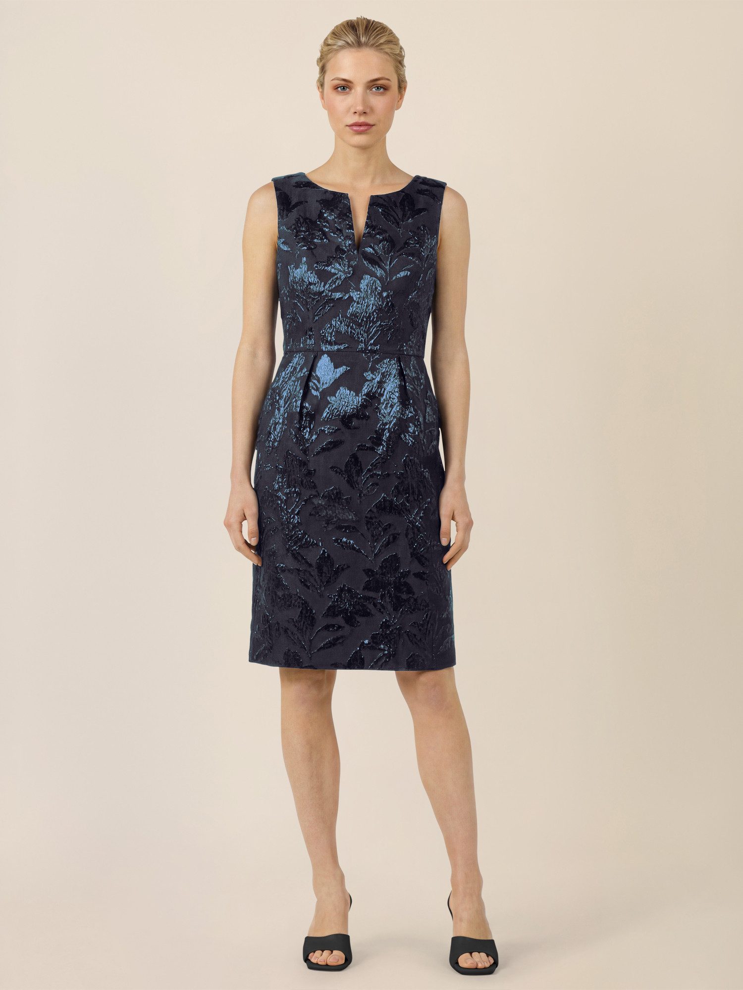 Apart Brautkleid mit Glanzjacquard und V-Ausschnitt günstig online kaufen
