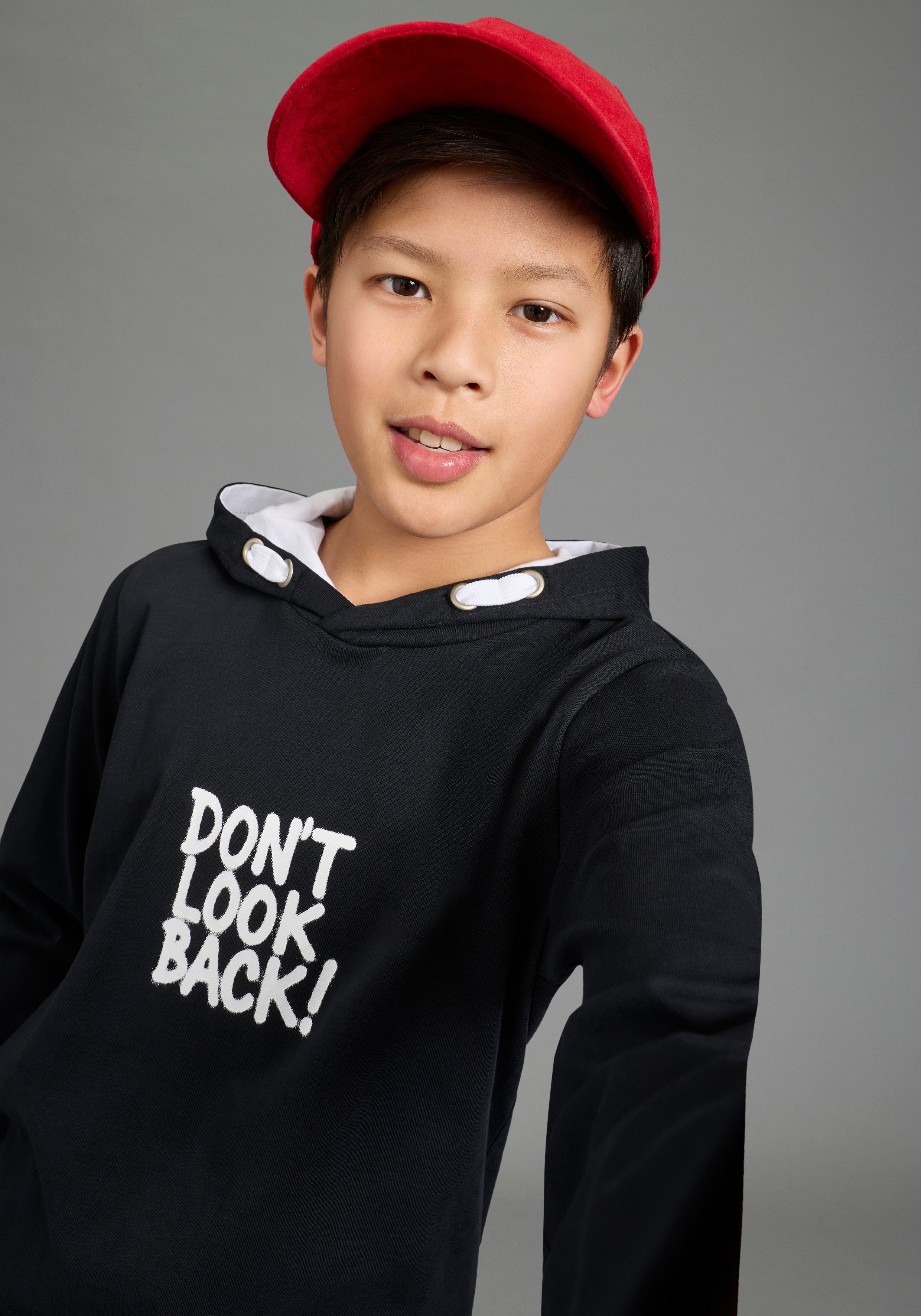 KIDSWORLD Kapuzenshirt Kapuzenshirt mit Spruch: DON'T LOOK BACK Langarm, bedruckt, aus Baumwolle und Polyester