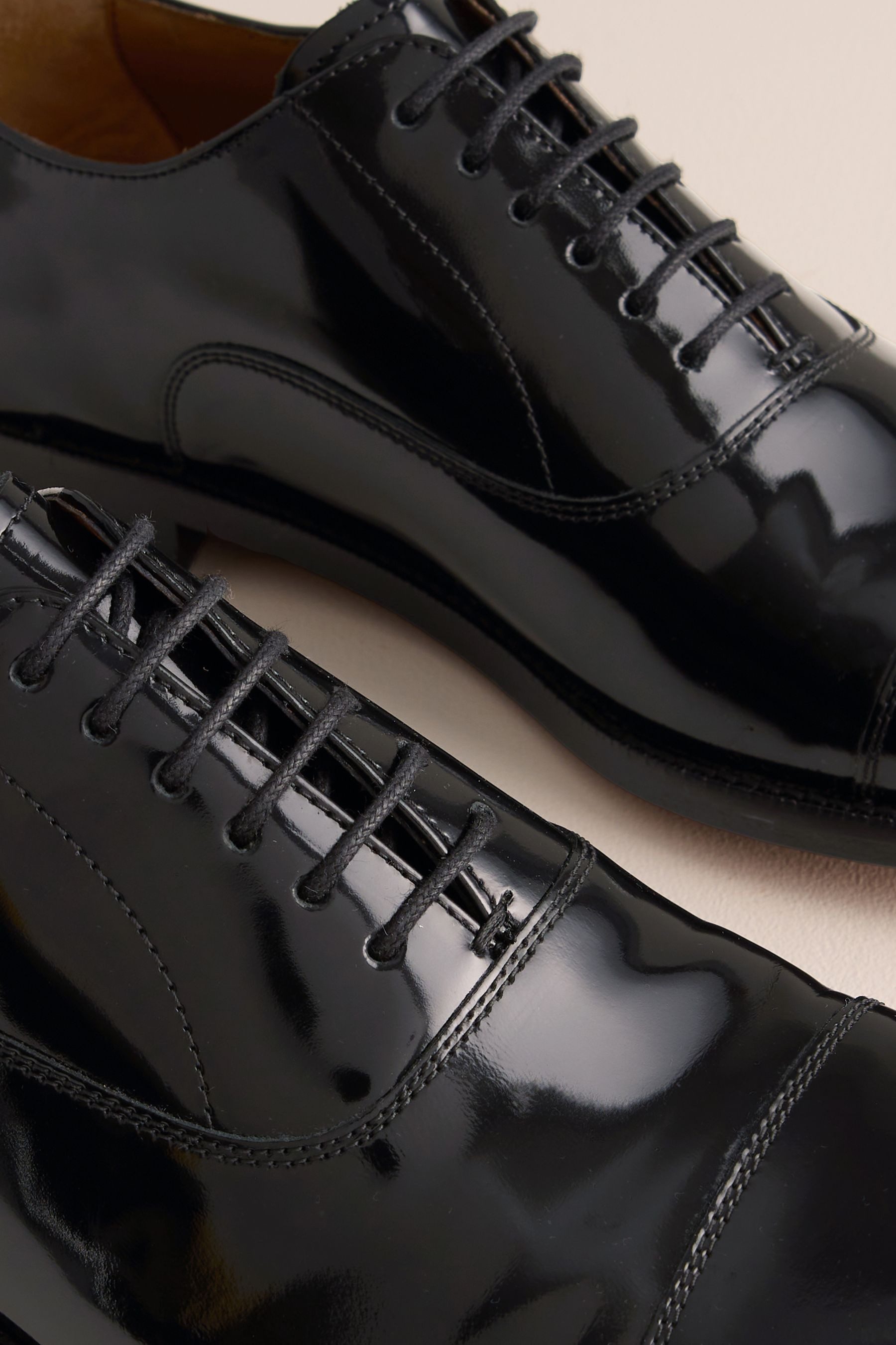 Next Oxfordschuh aus Lackleder mit Zehenkappe Schnürschuh (1-tlg)