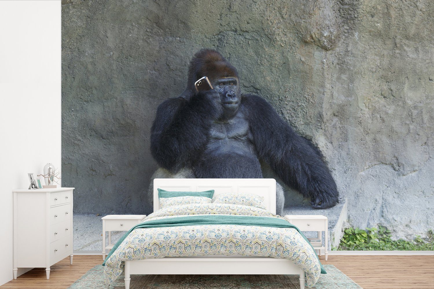 MuchoWow Fototapete Ein riesiger Gorilla lehnt an einer Steinmauer, Matt, bedruckt, (6 St), Wallpaper für Wohnzimmer, Schlafzimmer, Kinderzimmer, Vinyl Tapete