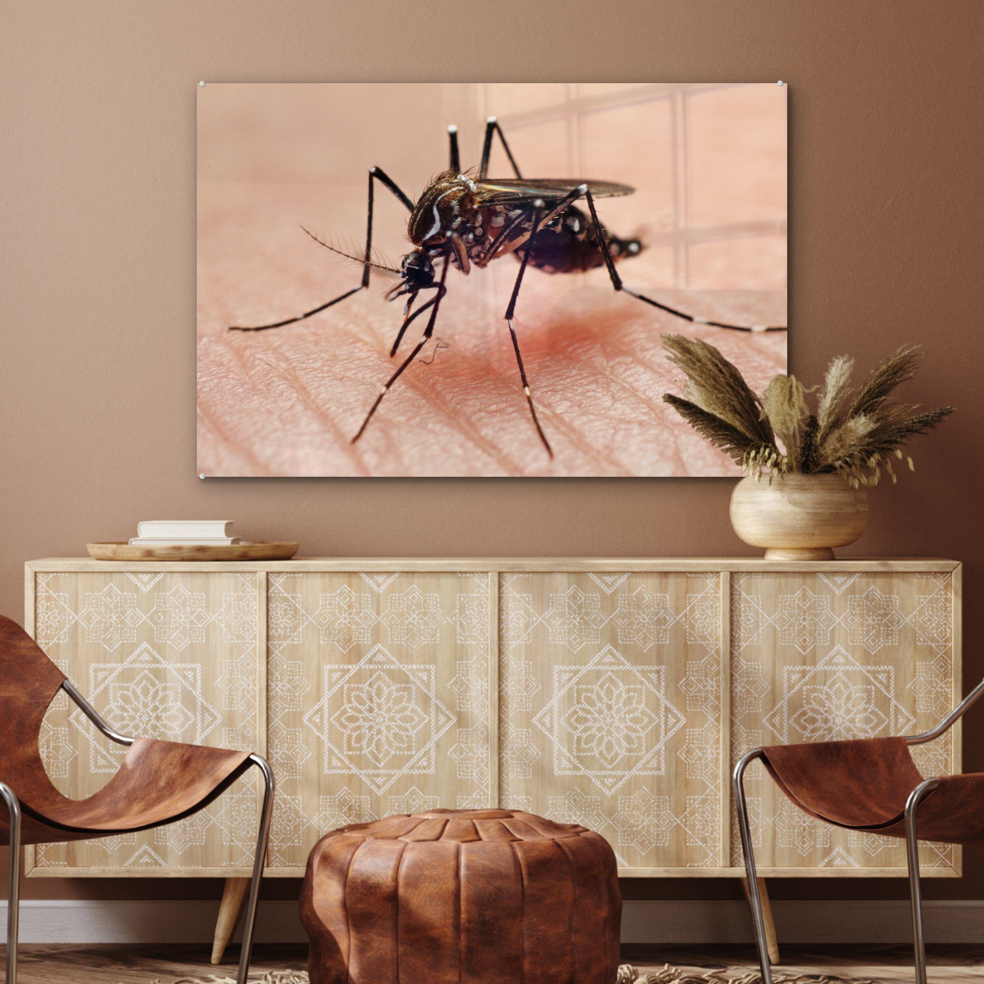 Schlafzimmer sticht Acrylglasbilder Acrylglasbild (1 St), Hand, Eine MuchoWow eine Wohnzimmer Stechmücke &