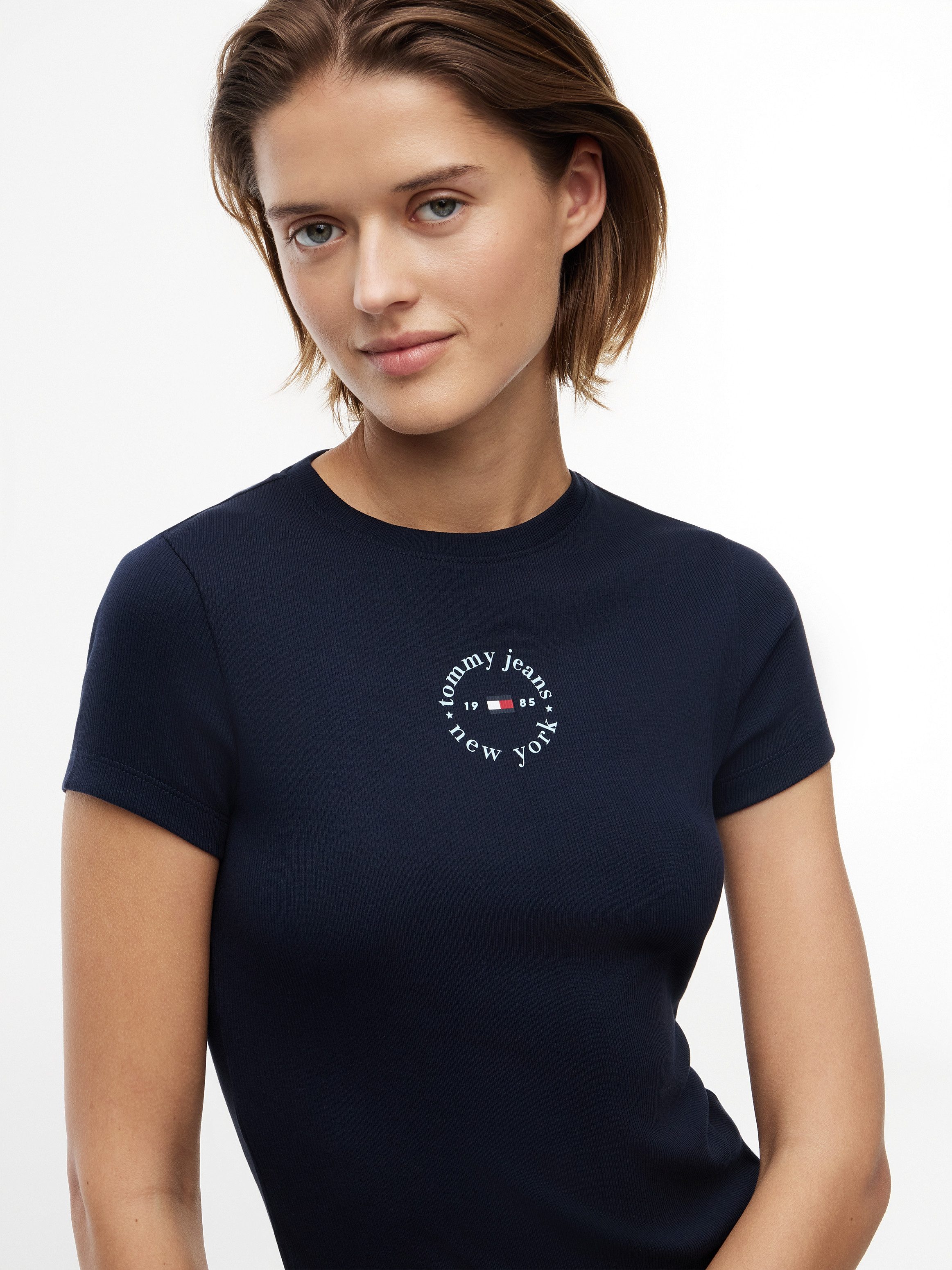Tommy Jeans Kurzarmshirt TJW SLIM ESS LOGO2 RIB TEE EXT Baumwollmischung, slim fit, figurbetont, in gerippter Struktur – Bild 3 von 5