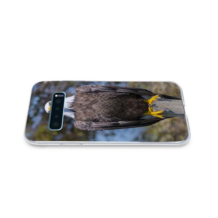 MuchoWow Handyhülle Ein Weißkopfseeadler sitzt auf einem Holzpfahl Phone Case Handyhülle Samsung Galaxy S10+ Silikon Schutzhülle FN11440