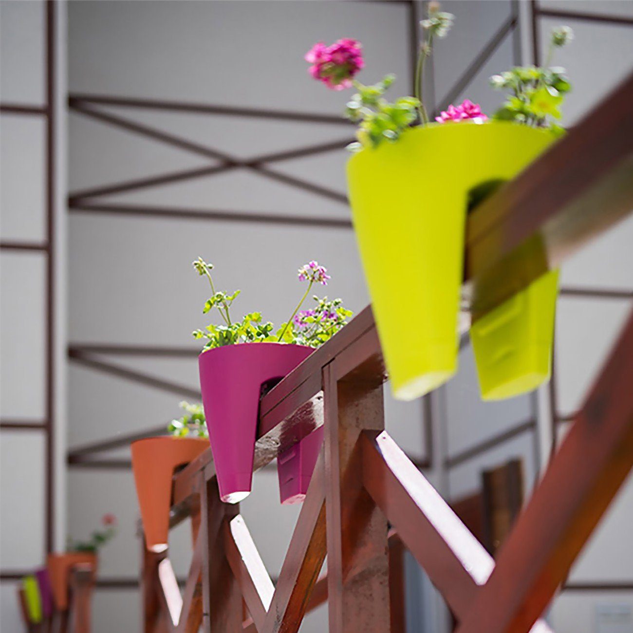 Engelland Blumentopf Geländertopf mit Wasserauffangschalen (Vorteils-Set, 1 St., Fassungsvermögen 9 Liter je Topf), UV-beständig, wetterfest, frostbeständig, ideal für Geländer/Zäune