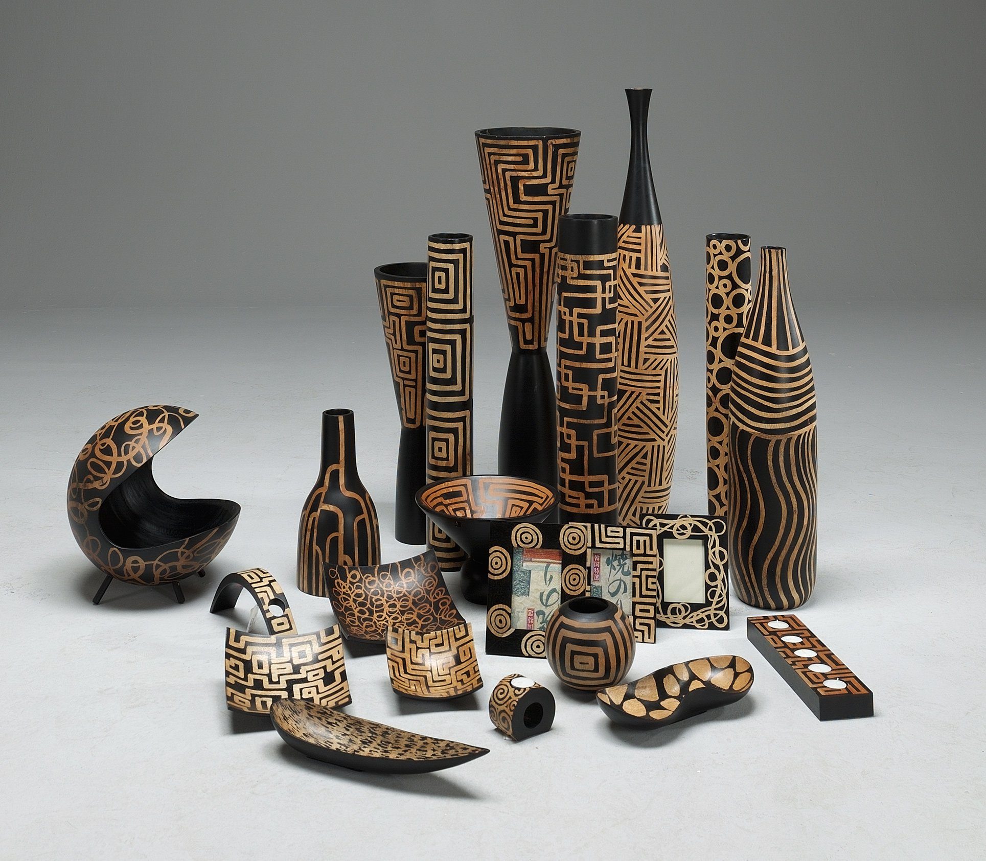 ARTRA Tischvase (1 St), braun Deko, Holzvase, schwarz Dekovase, Designvase, Holz Dekoration, Kreise Mango-Holz-Vase