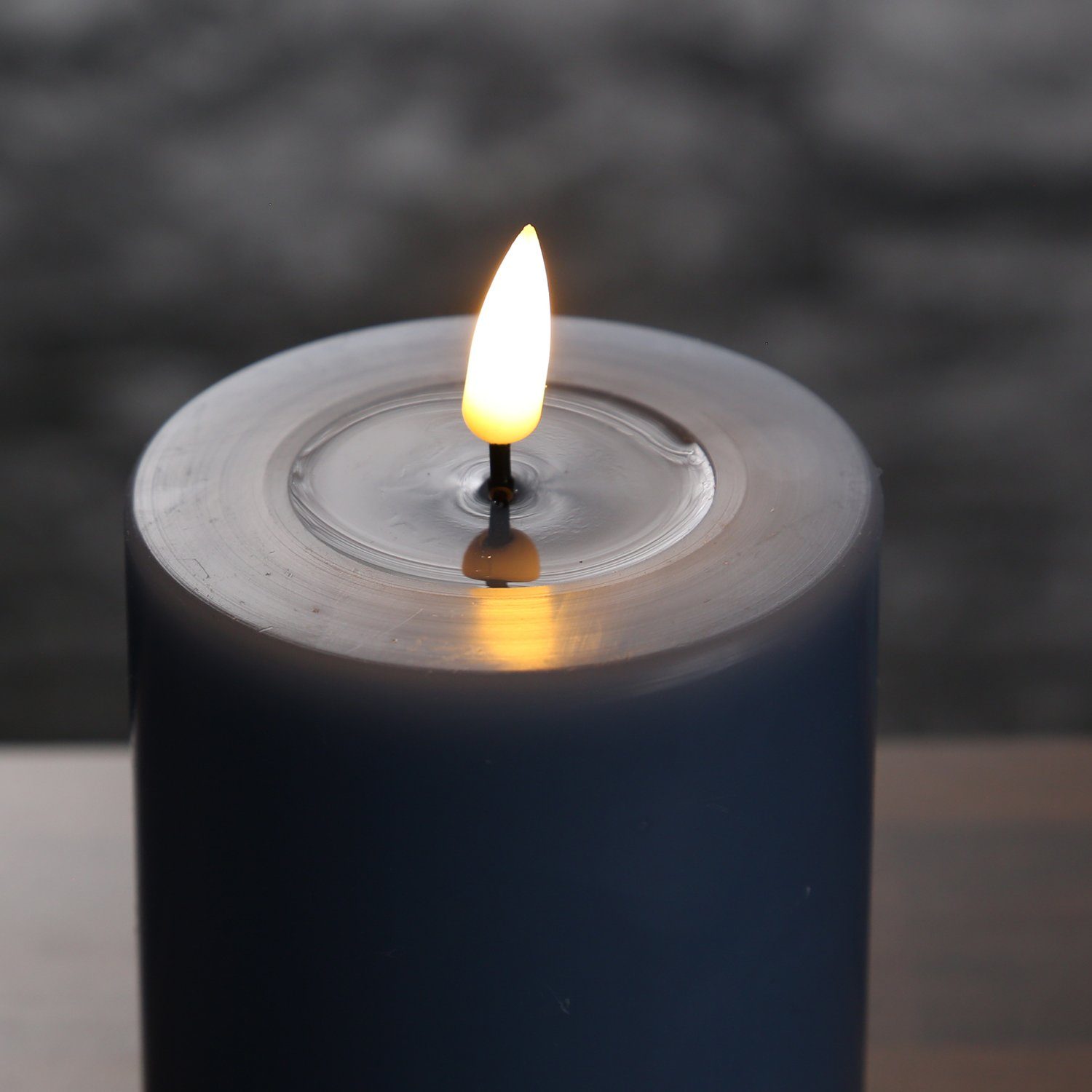 Deluxe Homeart LED-Kerze Mia Deluxe Echtwachs Wachsspiegel flackernd H: 12,5cm D: 7,5cm eisblau