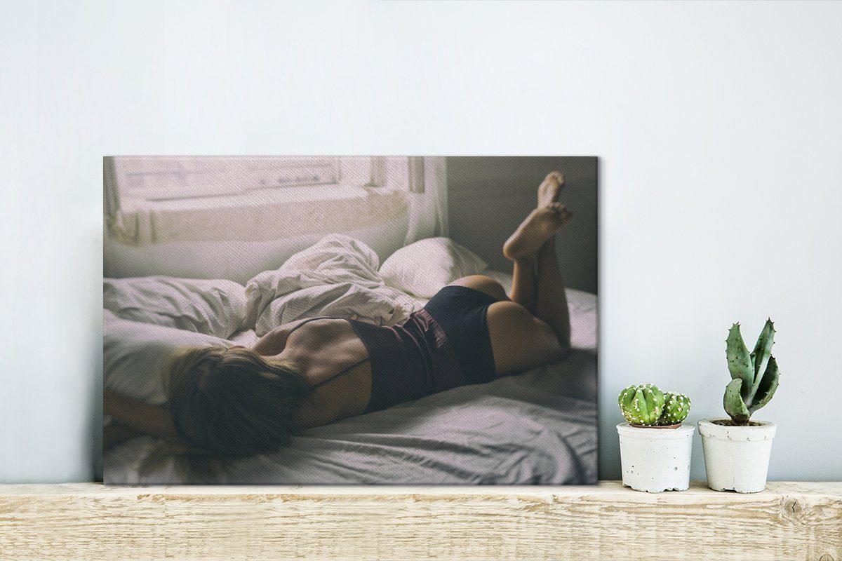 St), erschöpft Leinwandbilder, Dessous Wandbild 30x20 Bett, Frau in OneMillionCanvasses® Wanddeko, (1 auf Aufhängefertig, Leinwandbild dem liegt cm