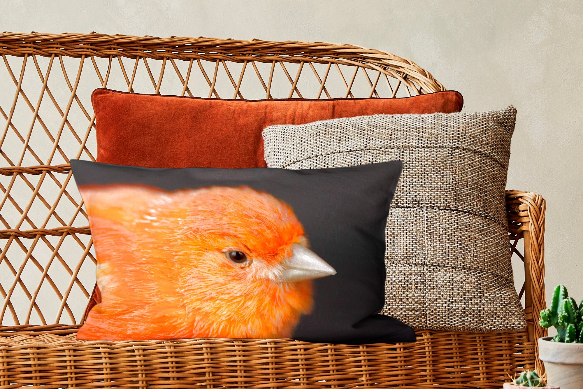 Nahaufnahme Wohzimmer MuchoWow Hintergrund, mit Schlafzimmer Dekoration, auf Füllung, Zierkissen, schwarzem Dekokissen Kanarienvogel Dekokissen orange
