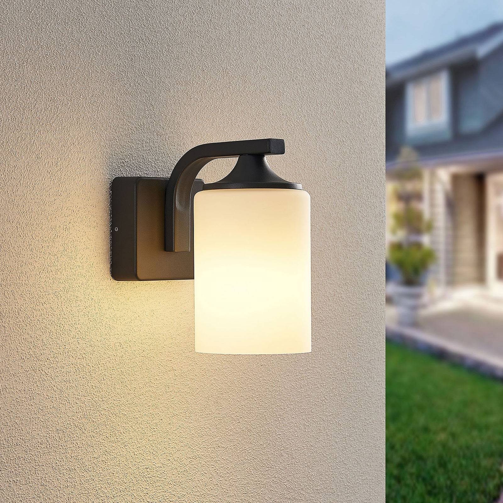 Lindby Außen-Wandleuchte Yannis, Metall, Alu IP43, 1 x 60 W