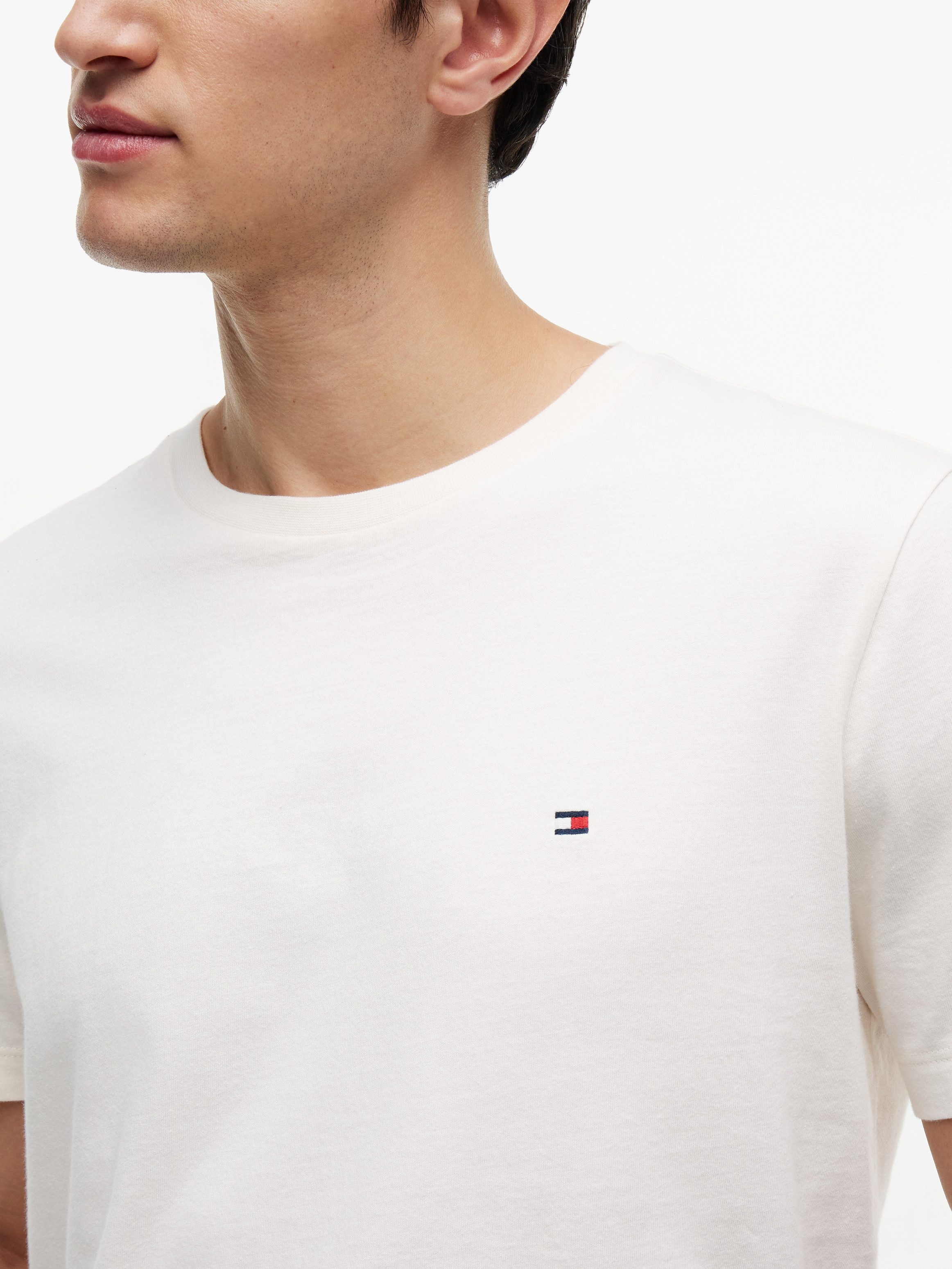 Tommy Hilfiger T-Shirt ESSENTIAL REGULAR FIT SOLID mit Stickerei unifarben, casual, Baumwolle, Rundhals