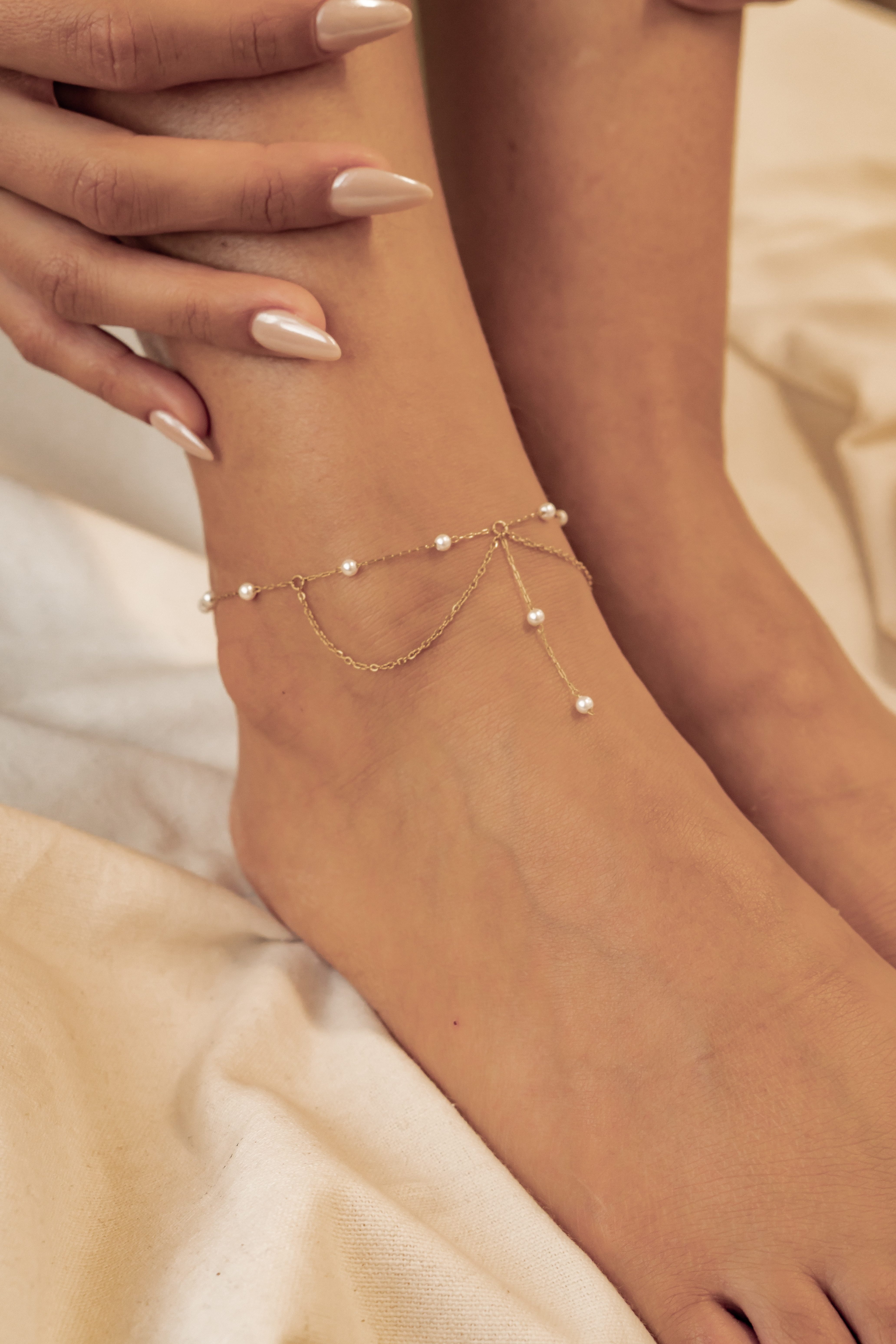 Hey Happiness Fußkette mit Anhänger Zweireihige Perlen Layer-Kette aus Edelstahl, wasserfester Damen Boho Fußschmuck verstellbar