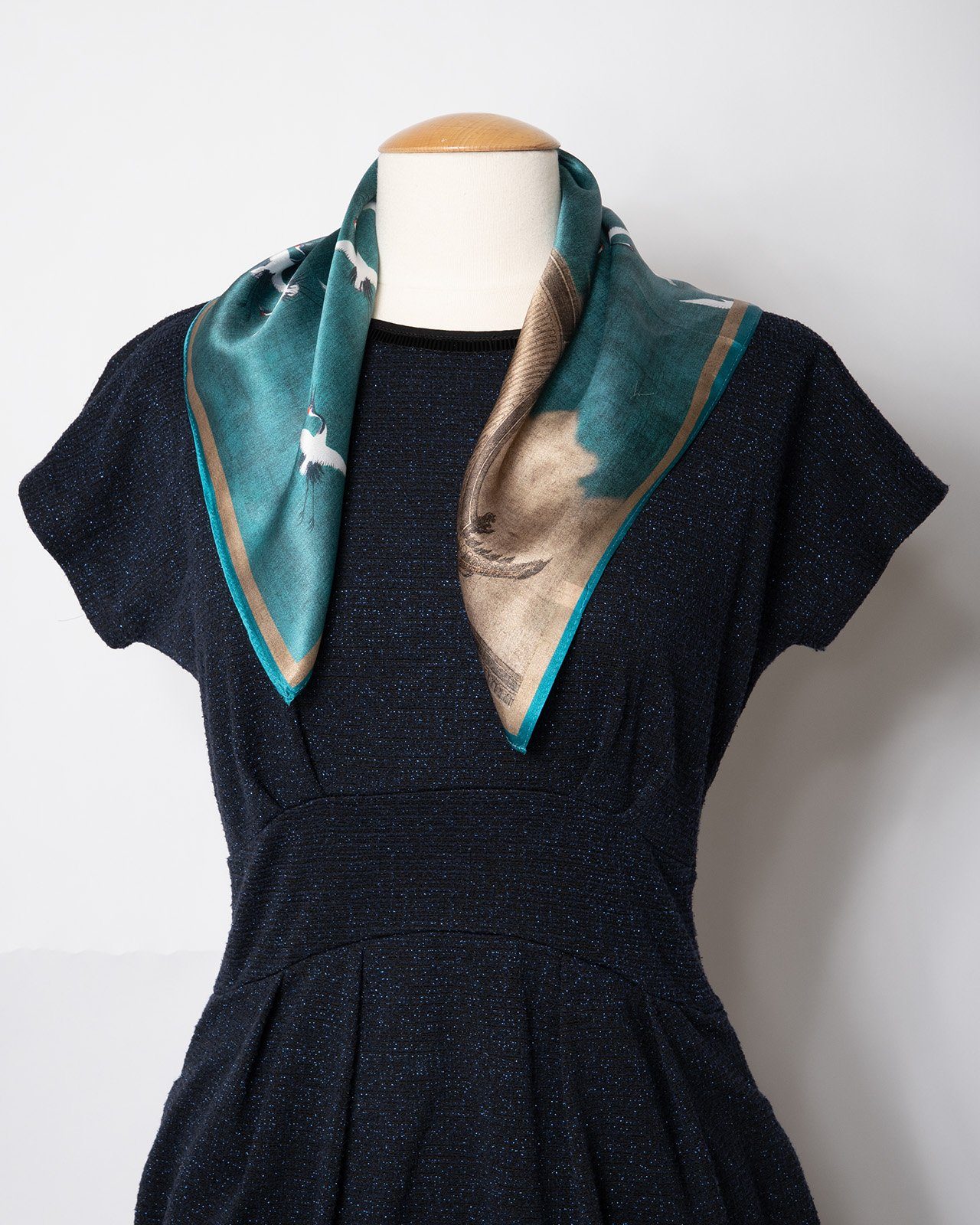 MayTree Seidentuch quadratisch Legende Kraniche 53x53cm blau, Niokituch, Bandana-Schal, (Stück), 100% Seide