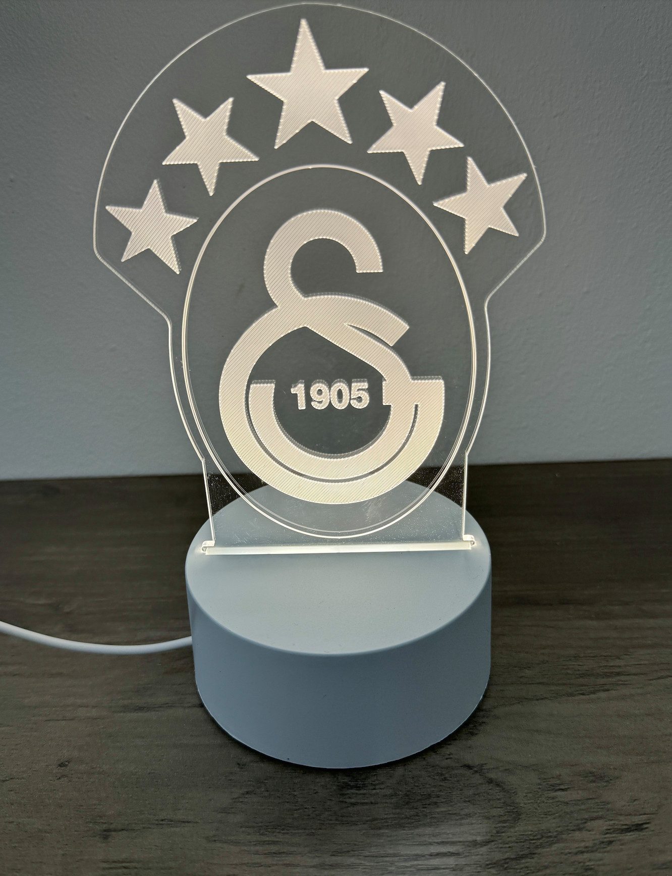 Stelby LED Nachtlicht Galatasaray 3D-LED-Lampe – Warmweiße Acryl-Nachtleuchte, LED fest integriert, Tischlampe mit 5 Sternen, USB-Kabel & Geschenkbox