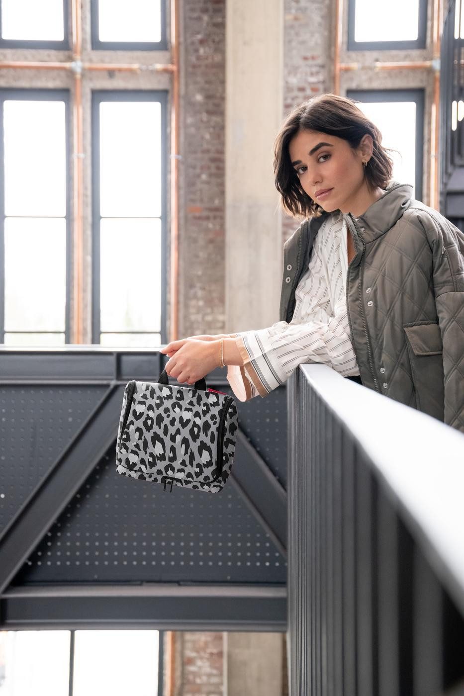 REISENTHEL® Kulturbeutel toiletbag XL (1-tlg), großes Hauptfach, Stecktaschen, Haken zum Aufhängen, Spiegel innen – Bild 4 von 4