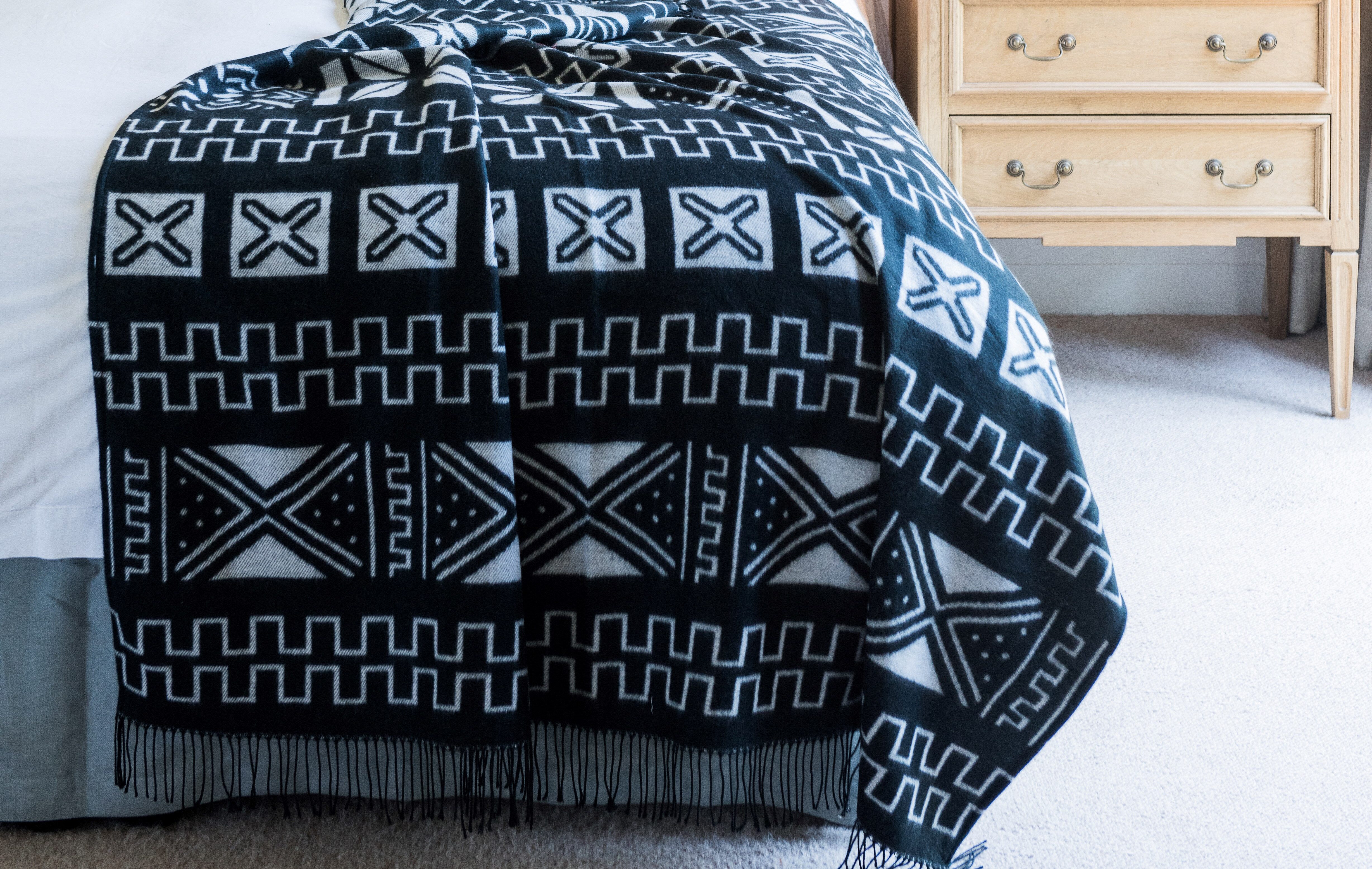 Plaid Decke aus 100 % superweiche, hypoallergene Mikrofaser, 180 × 140 cm, YAADU, Handgefertigt in Afrika aus traditioneller Webkunst