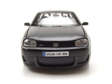 Maisto® Modellauto VW Golf 4 R32 matt schwarz Modellauto 1:24 Maisto, Maßstab 1:24