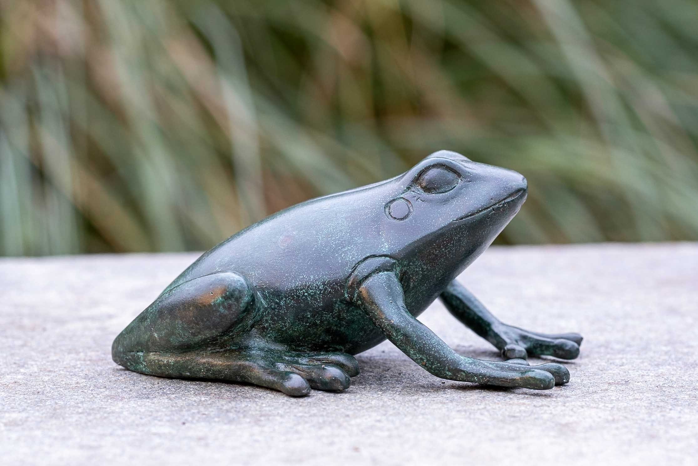 IDYL Grüner IDYL Bronze Gartenfigur Bronze-Skulptur Wasserspeiend, Frosch