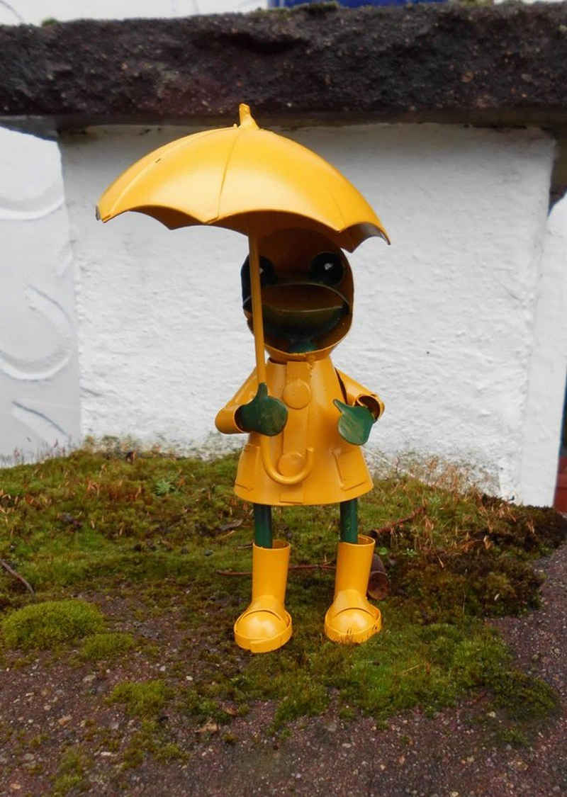 Deko-Impression Dekofigur »Frosch im Regendress mit Schirm Gartendekoration Eisen gelb 18,5 cm« (1 St)