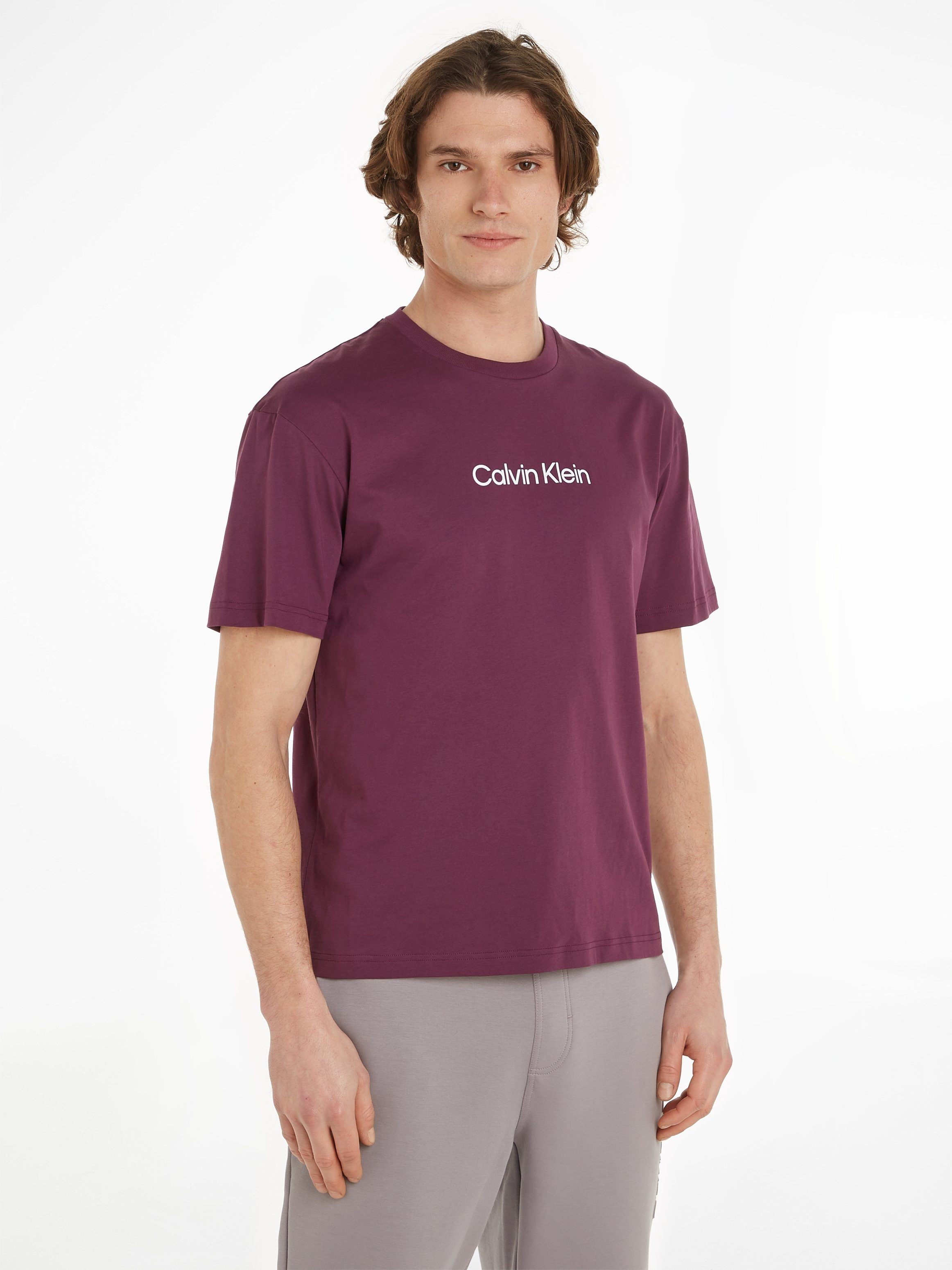 Neue Store-Spezialfunktion! Calvin Klein T-Shirt HERO LOGO COMFORT Italian Plum Markenlabel mit aufgedrucktem T-SHIRT