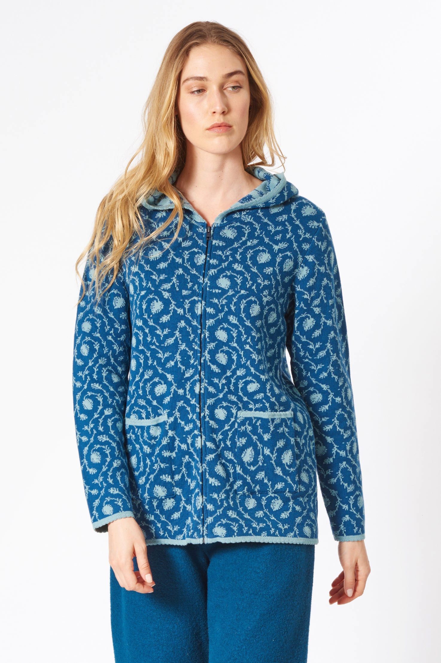 Himalaya Clothing Kapuzenstrickjacke Weiche Damen Kapuzenjacke aus Bio-Baumwolle im Jacquard-Strick Elegante Strickjacke mit praktischen Details