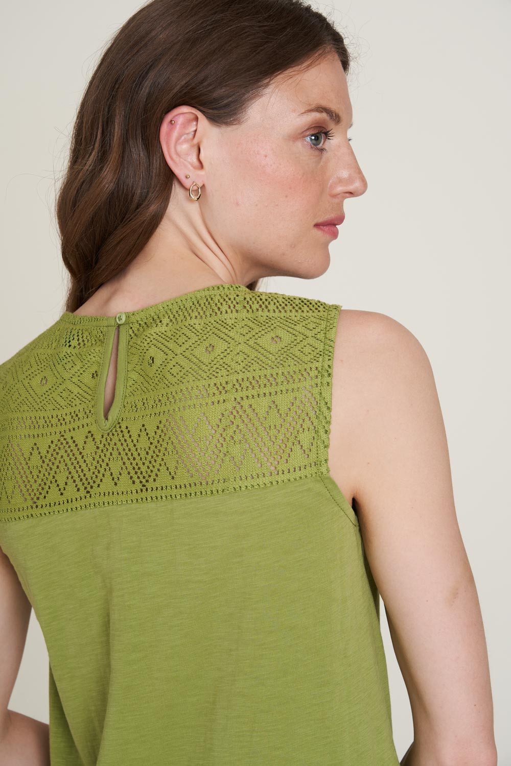 Tranquillo One-Shoulder-Top Damen MIT SPITZENDETAILS bayleaf Aus Biobaumwolle