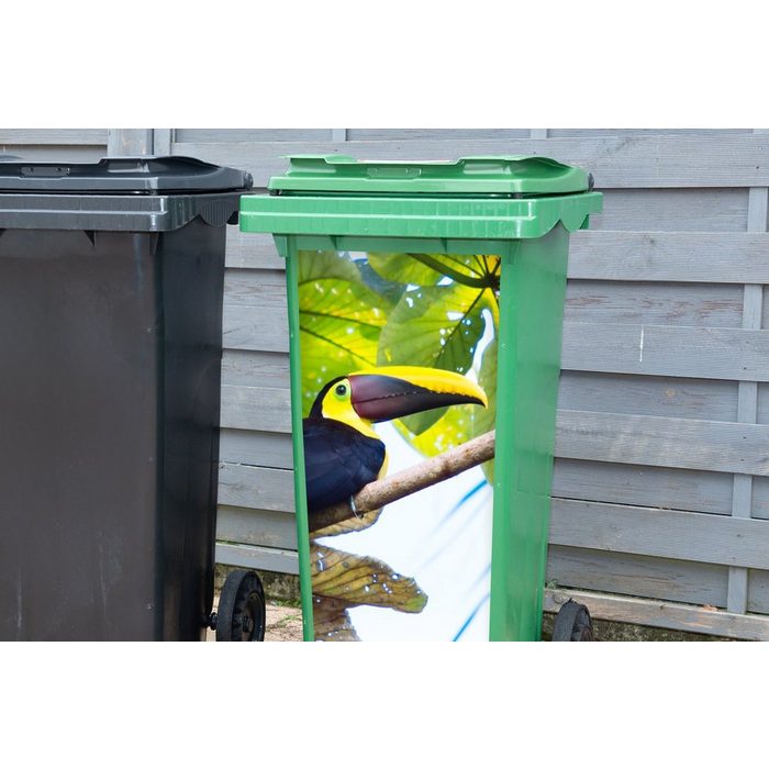 MuchoWow Wandsticker Ein Tukan sitzt in der Sonne auf einem Baum (1 St) Mülleimer-aufkleber Mülltonne Sticker Container Abfalbehälter