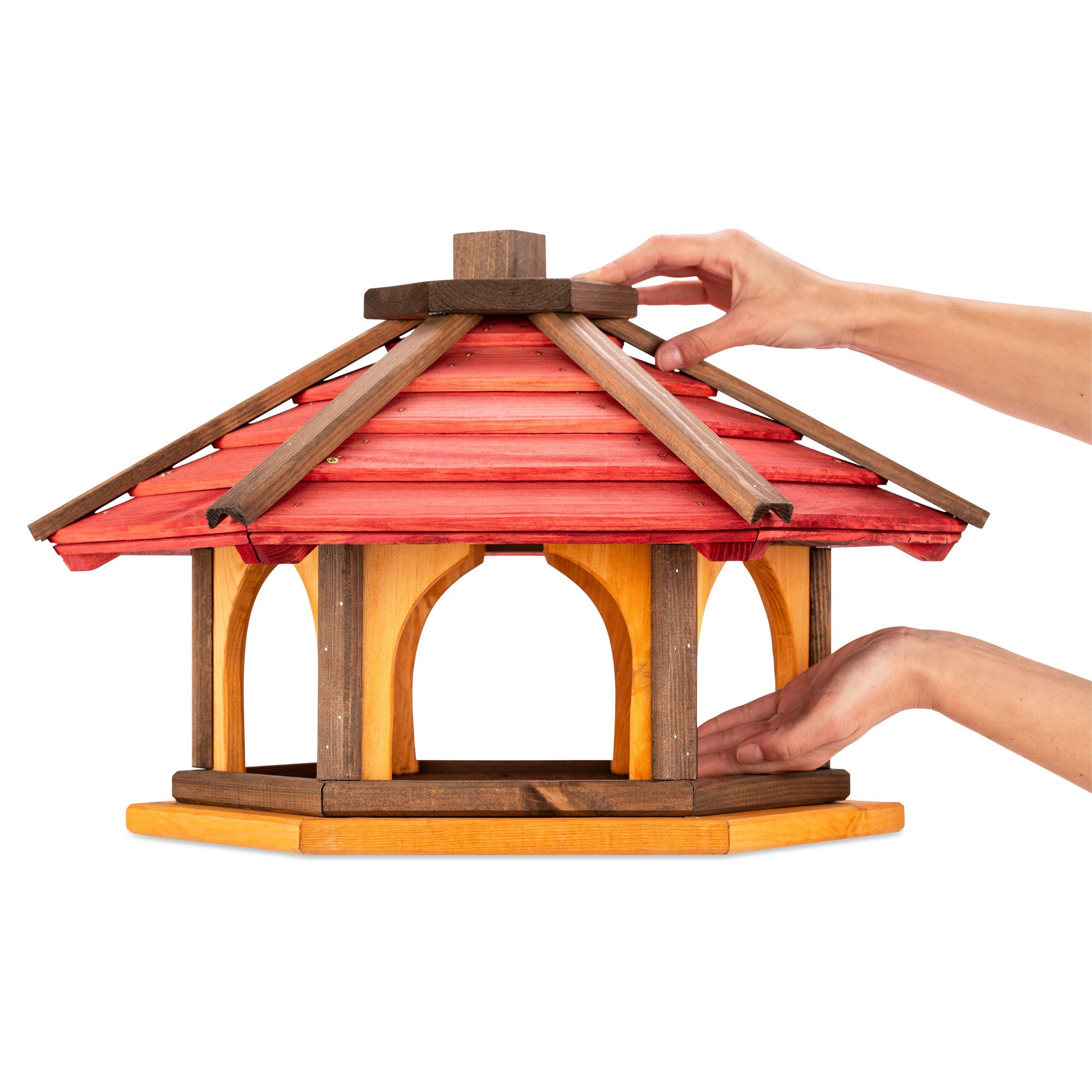 MAZUR Futterstation für Wildvögel aus Holz, wetterfest, 56x44x37 cm, zum Aufstellen, komplett montiert & sofort einsatzbereit, handgefertigt mit rotbraunem Dach