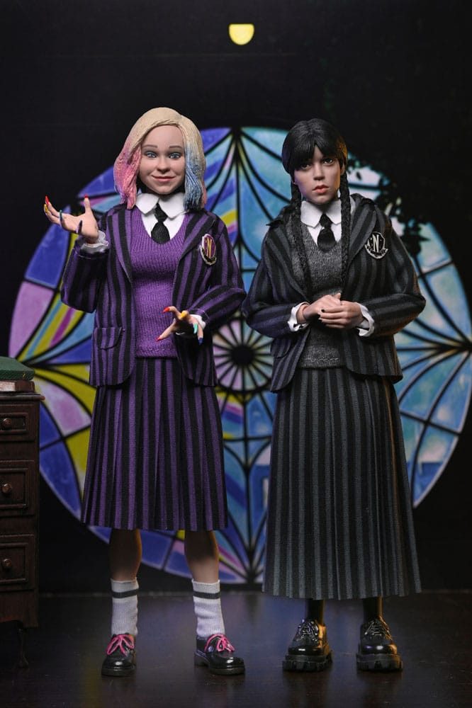 NECA Actionfigur Wednesday Addams and Enid Clothed Actionfiguren Nevermore Uniform
