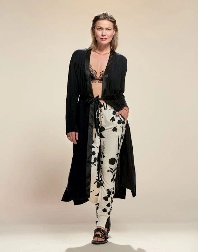 Essenza Pyjamahose Jules Liva Vanilla mit floralem Print