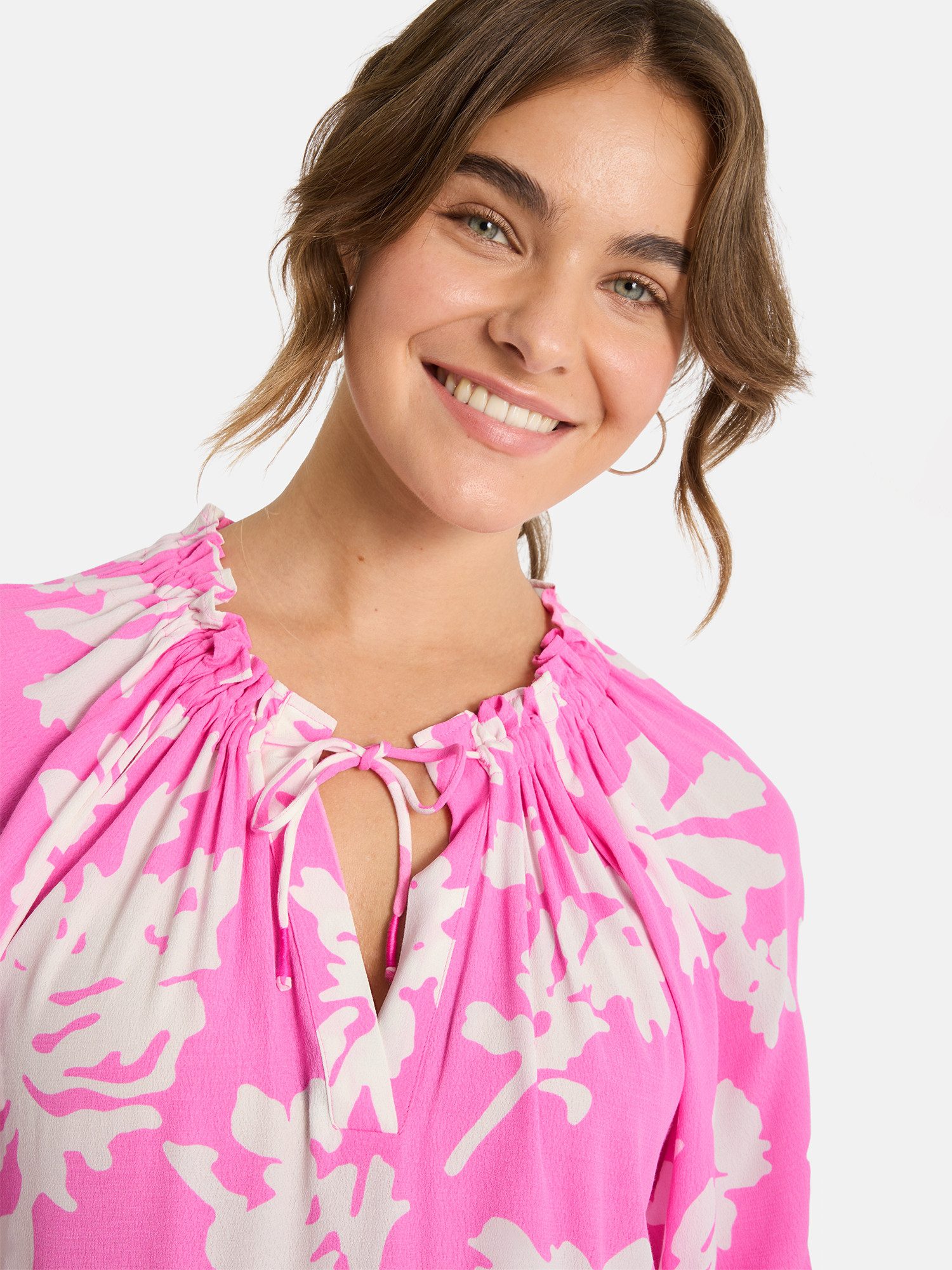 Lieblingsstück Druckbluse RiaL mit gerafftem Ausschnitt, Bindeband – Bild 4 von 5